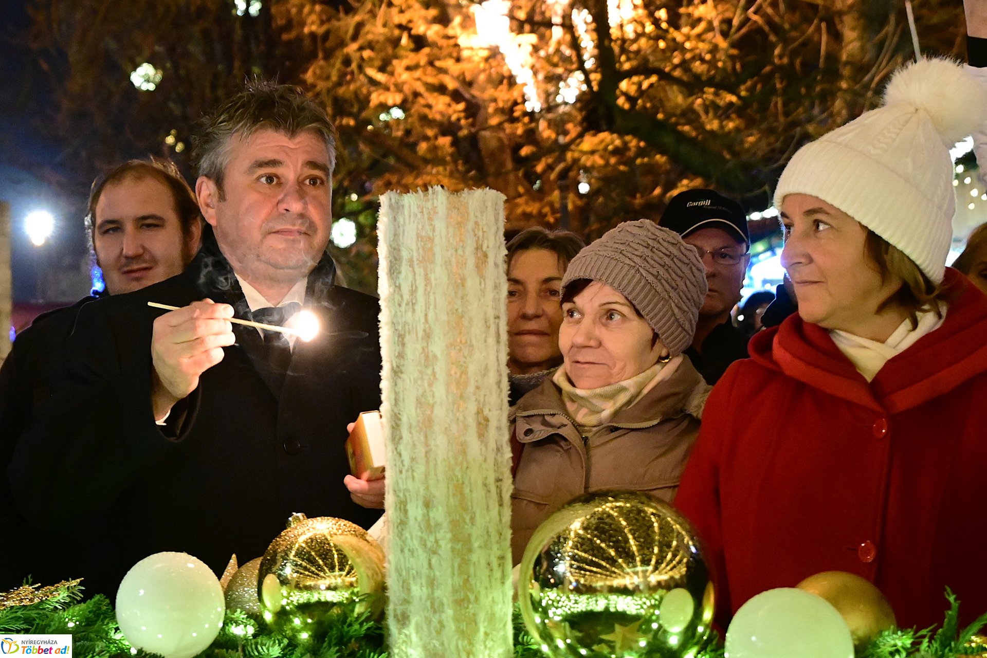 A második gyertya is ég az adventi koszorún