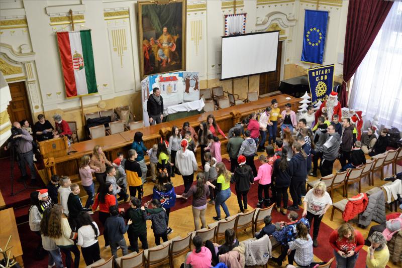 A Megyeházán járt a Rotary mikulás