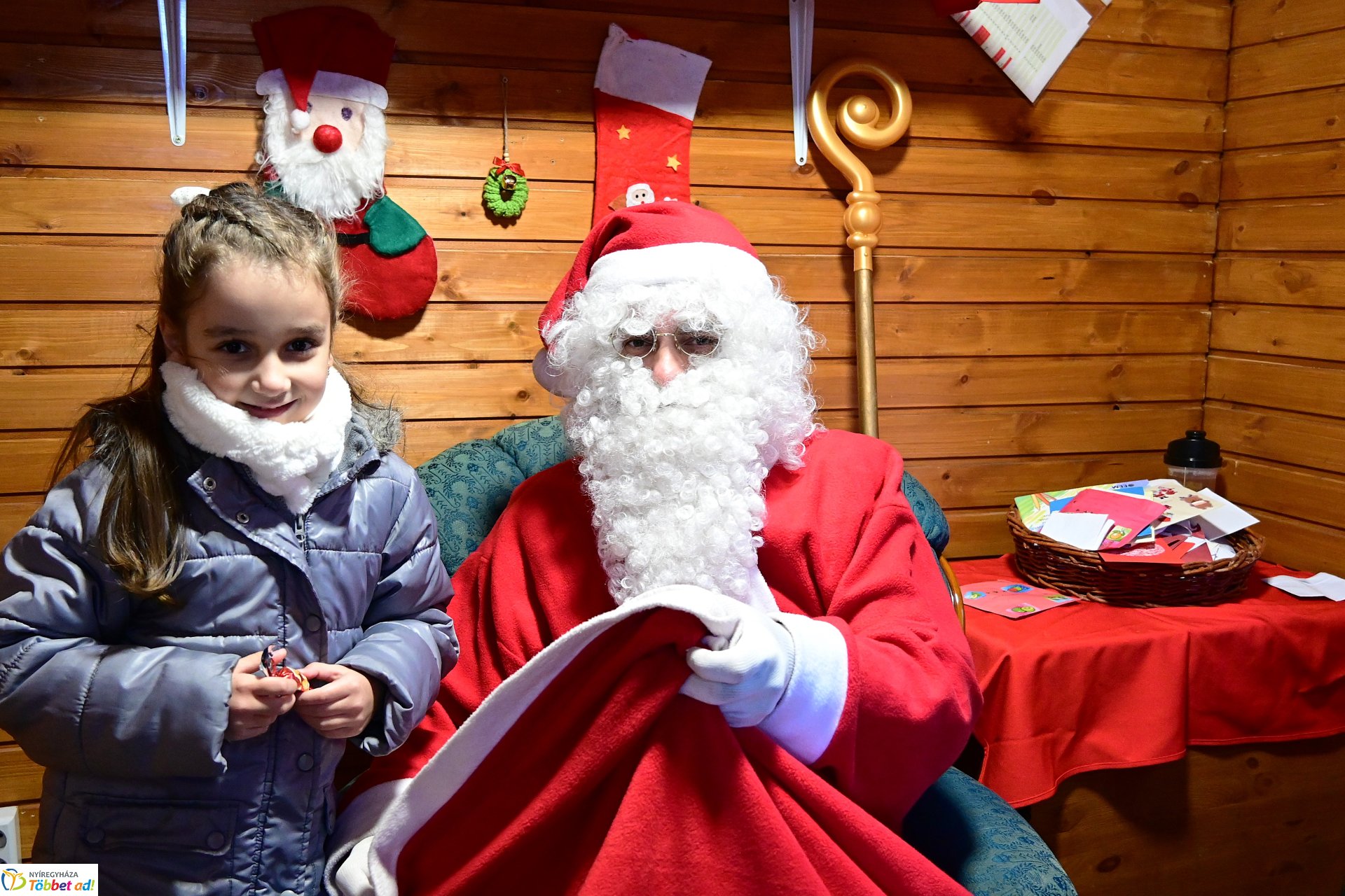 A mikulás a Kossuth téren várja a gyerekeket