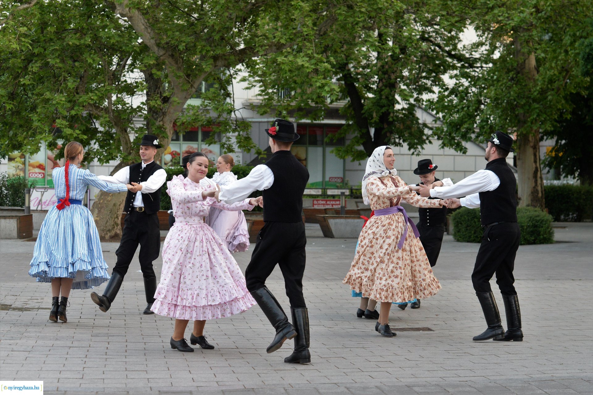 A Nemzeti Összetartozás Napjára emlékeztetve kisfilmet forgatott a Szabolcs Néptáncegyüttes