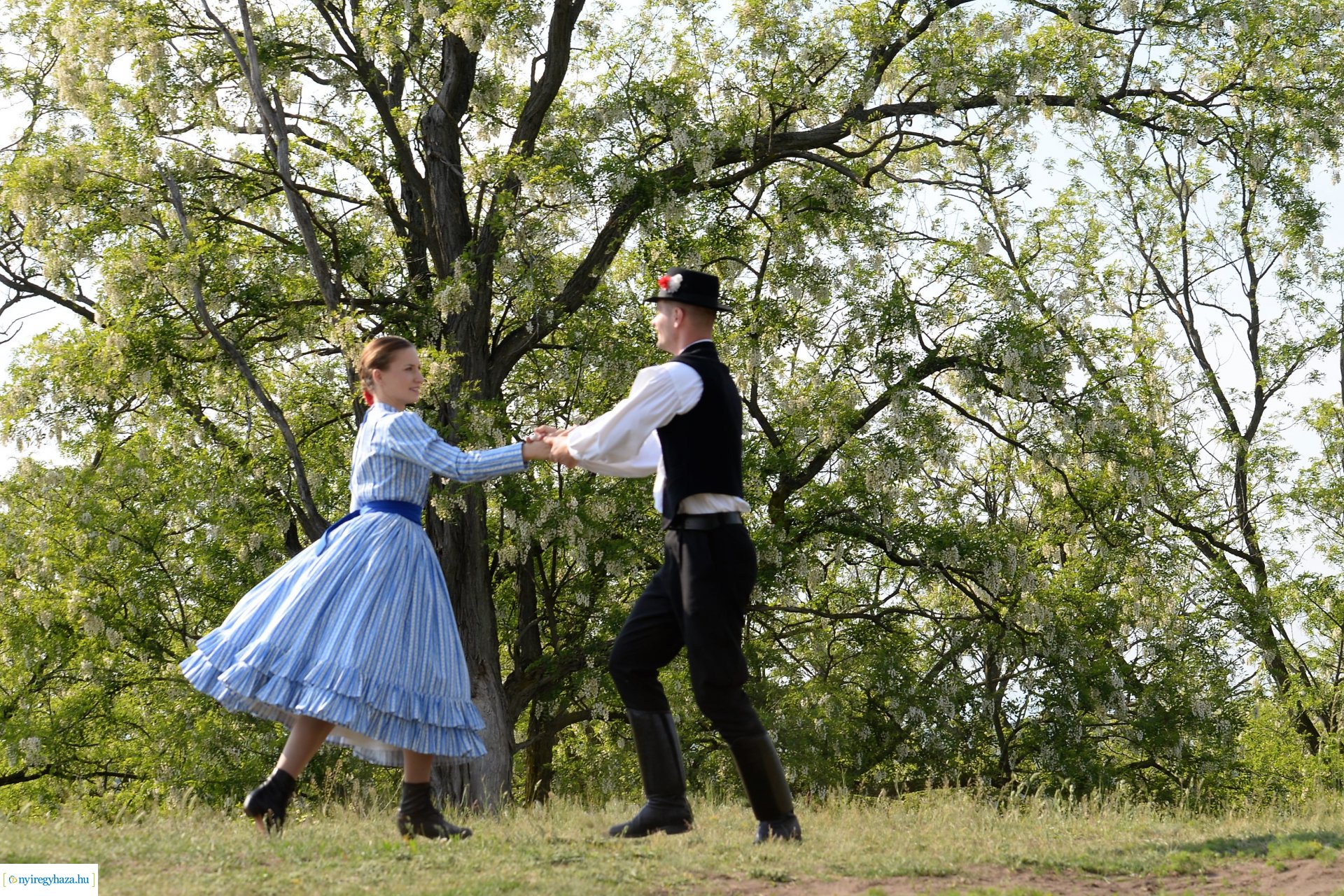 A Nemzeti Összetartozás Napjára emlékeztetve kisfilmet forgatott a Szabolcs Néptáncegyüttes