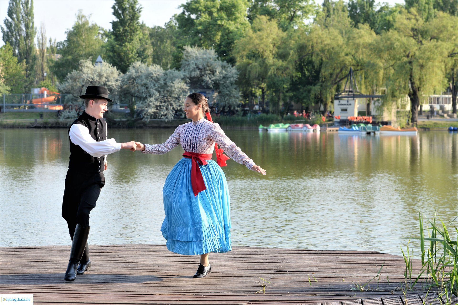 A Nemzeti Összetartozás Napjára emlékeztetve kisfilmet forgatott a Szabolcs Néptáncegyüttes