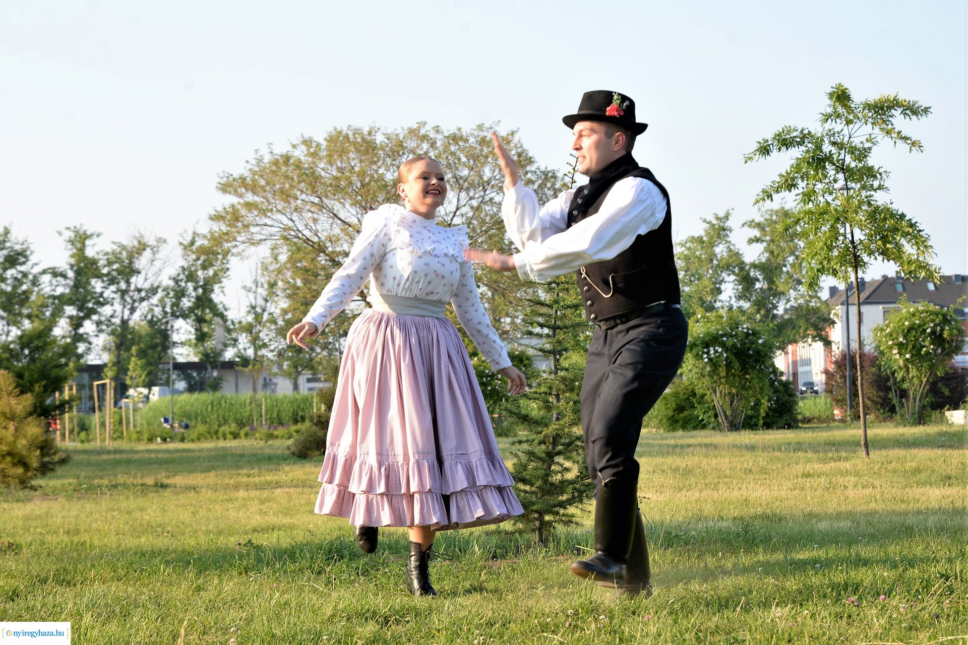 A Nemzeti Összetartozás Napjára emlékeztetve kisfilmet forgatott a Szabolcs Néptáncegyüttes