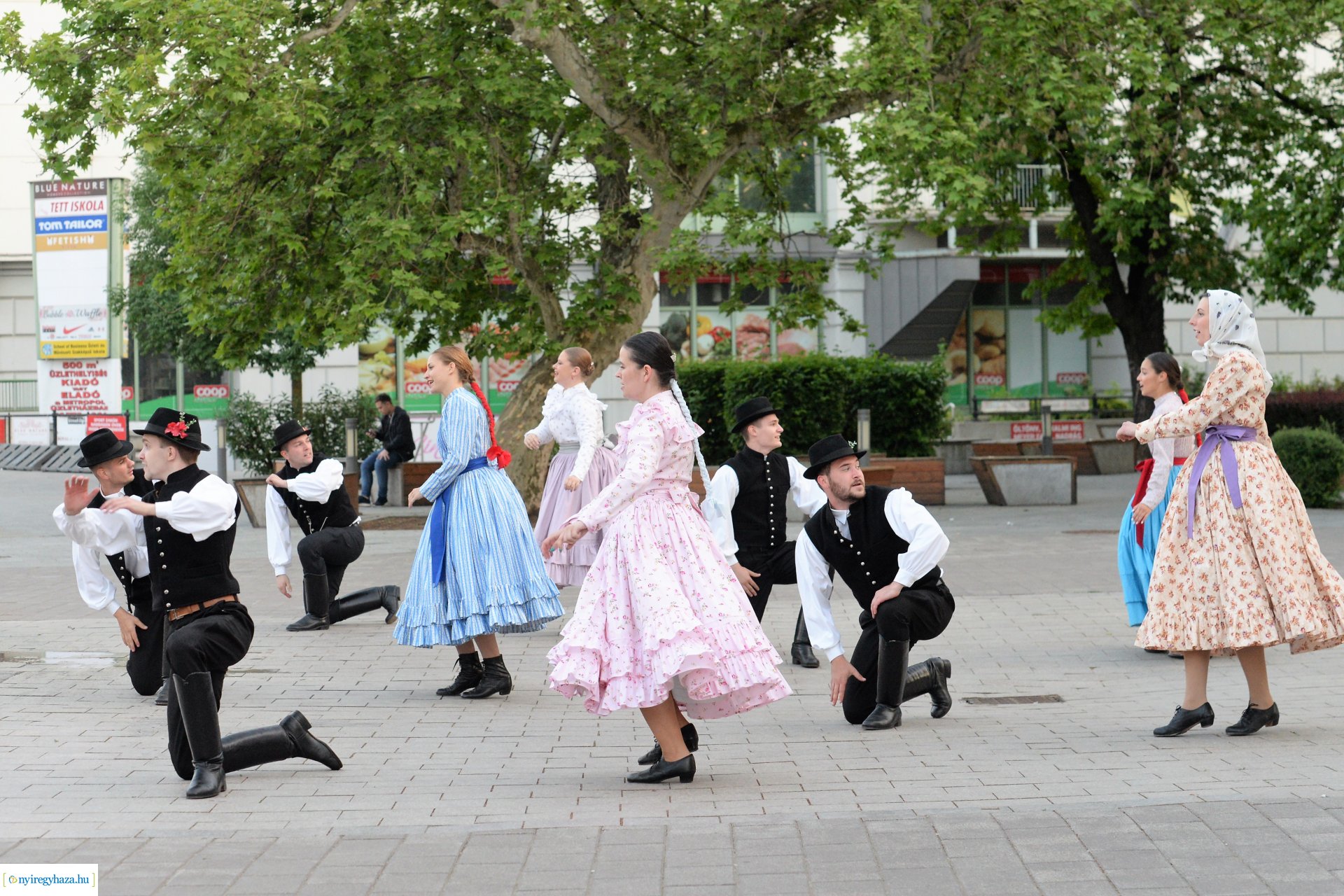A Nemzeti Összetartozás Napjára emlékeztetve kisfilmet forgatott a Szabolcs Néptáncegyüttes
