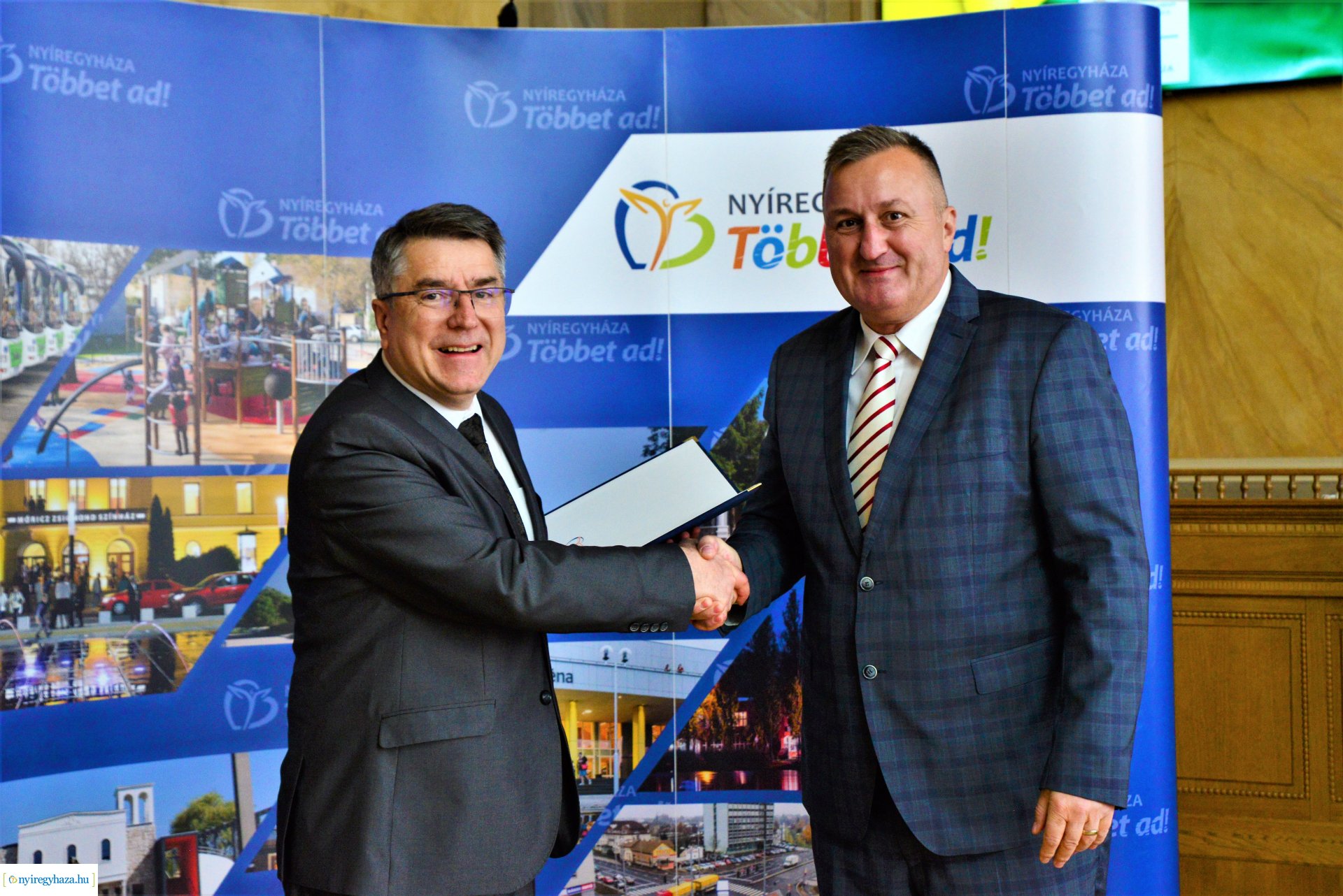 A Nyíregyházi Humanitárius Csoport elismerő okleveleinek átadása