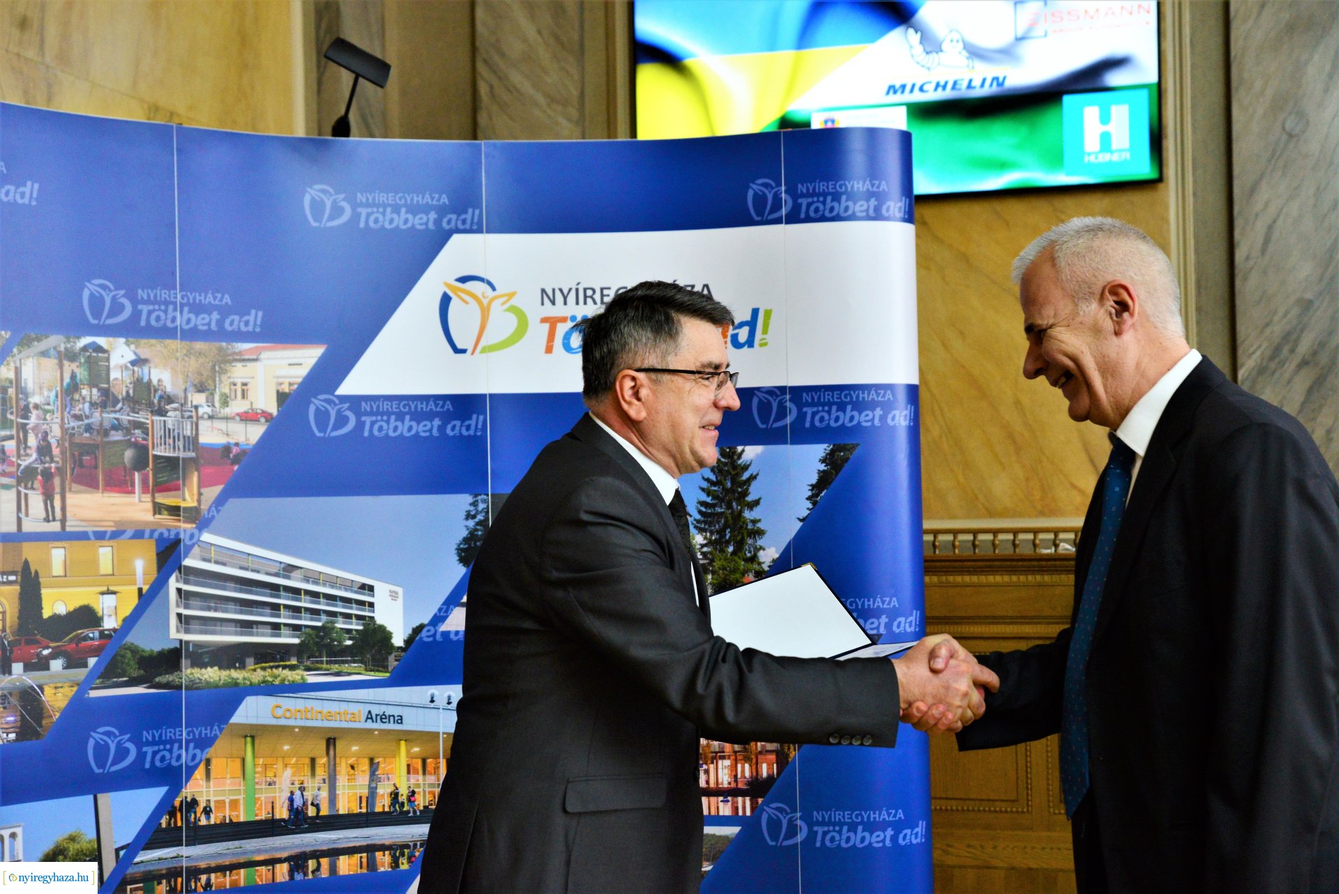 A Nyíregyházi Humanitárius Csoport elismerő okleveleinek átadása