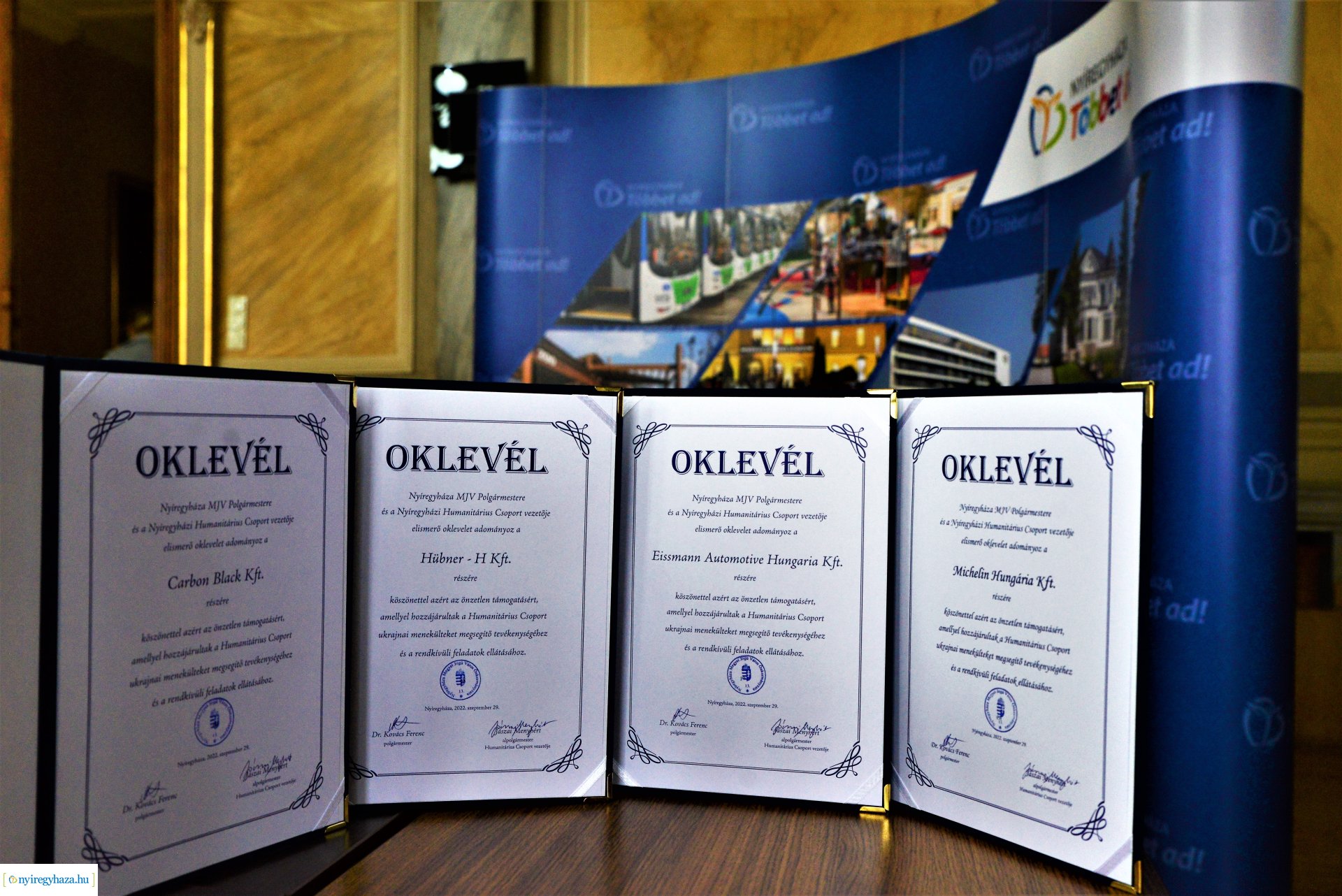 A Nyíregyházi Humanitárius Csoport elismerő okleveleinek átadása