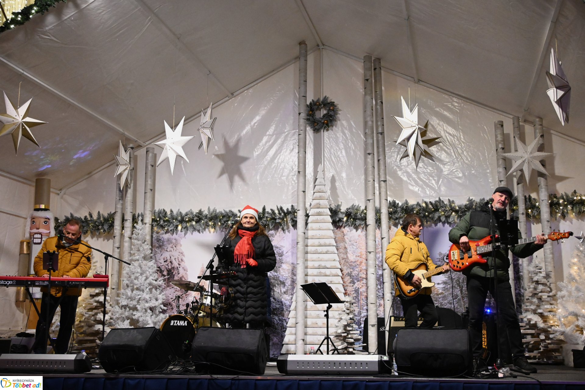 A Polip Band adventi  műsora - koncert a Kossuth téren