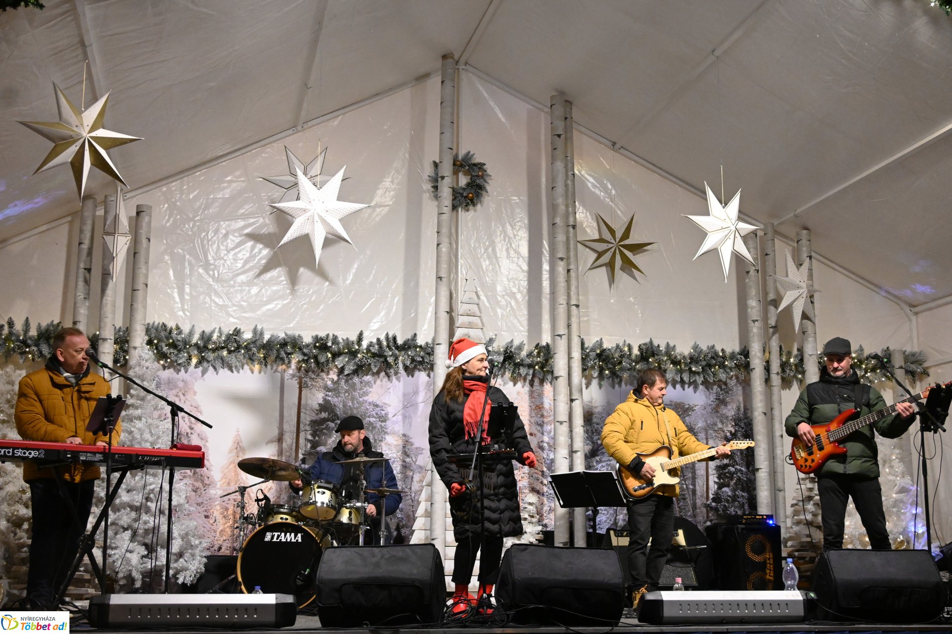 A Polip Band adventi  műsora - koncert a Kossuth téren