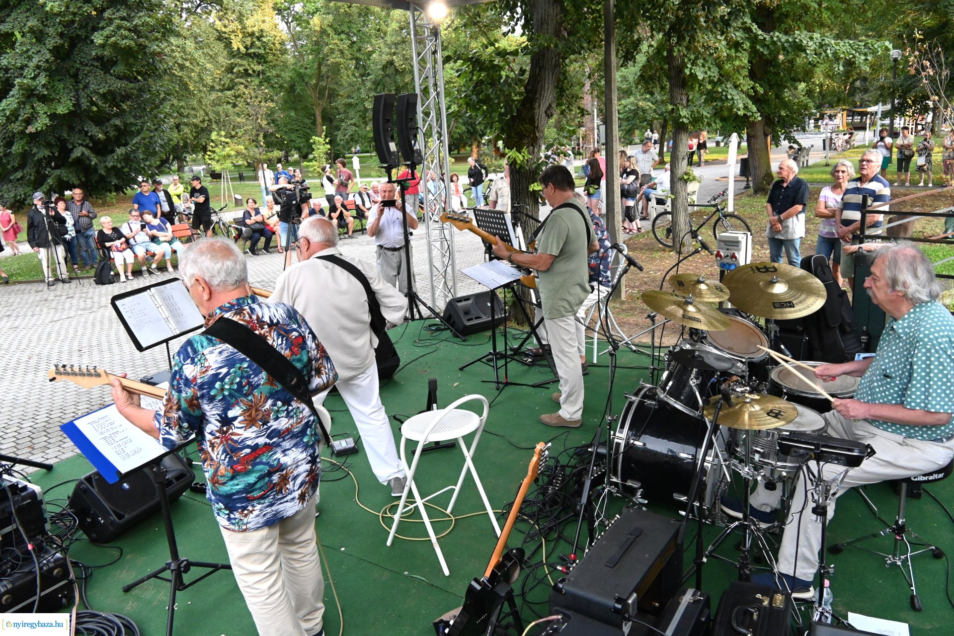 A Ret-Rock Band koncertje a Zene Sóstón programsorozat színpadán