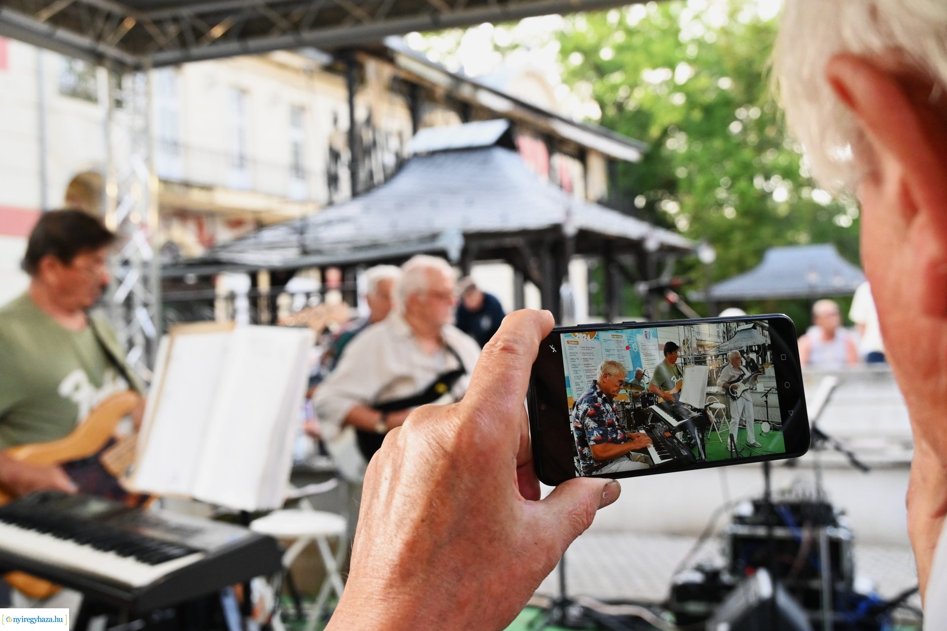 A Ret-Rock Band koncertje a Zene Sóstón programsorozat színpadán
