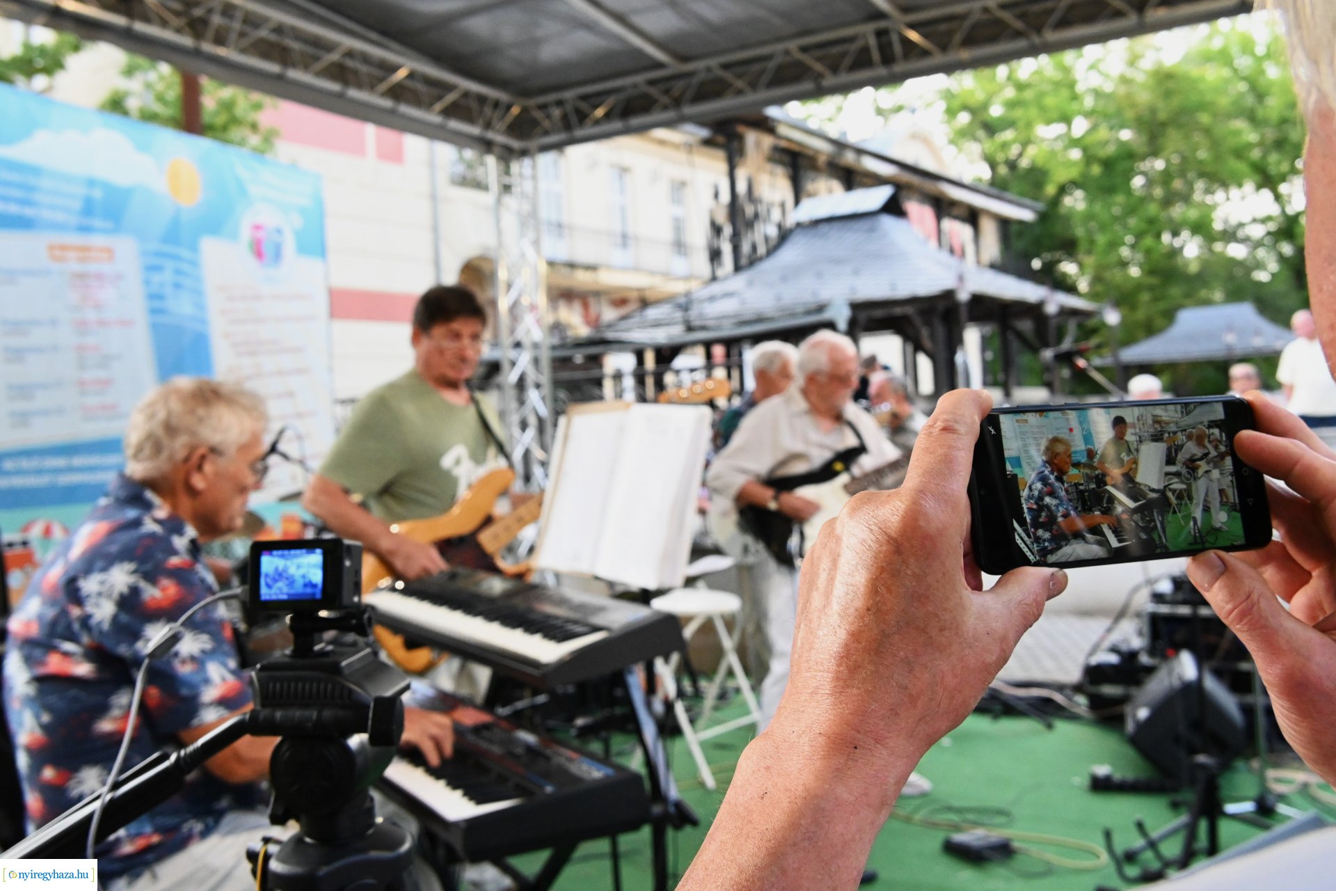 A Ret-Rock Band koncertje a Zene Sóstón programsorozat színpadán