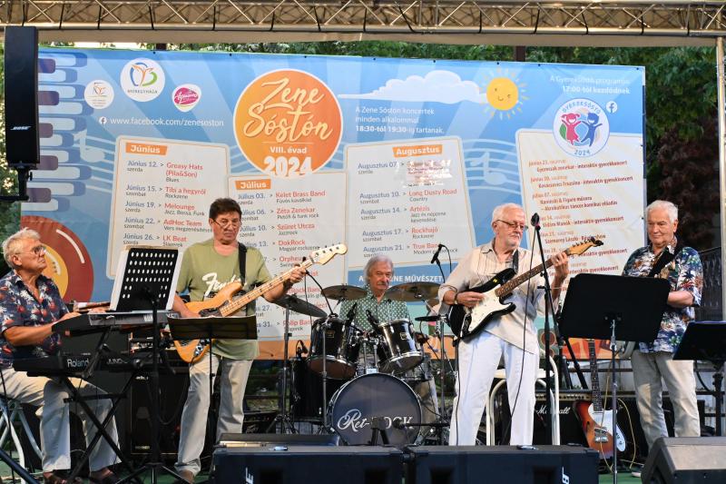 A Ret-Rock Band koncertje a Zene Sóstón programsorozat színpadán