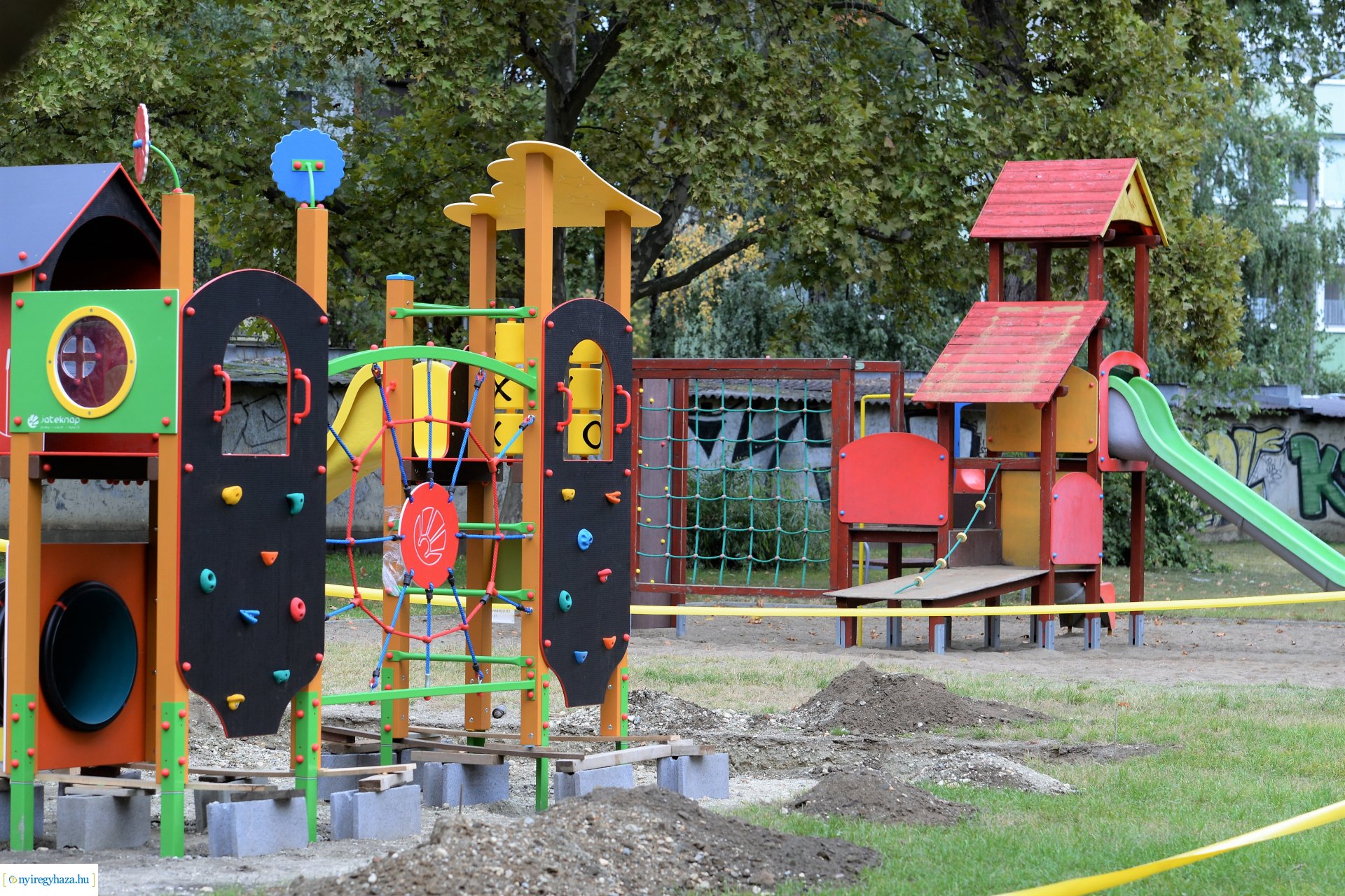 A Sarkanytú utcán hamarosan elkészül a felújított játszótér