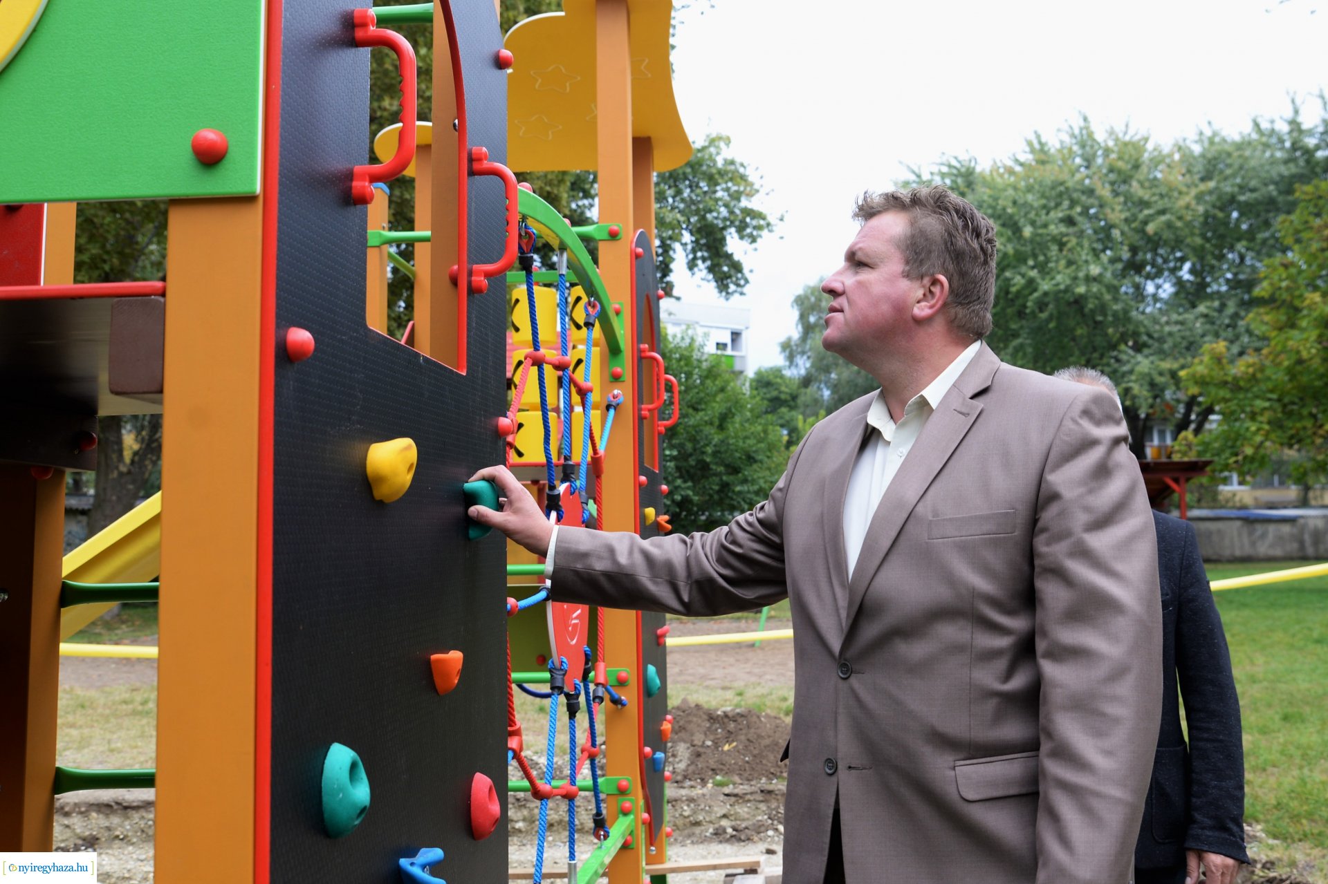 A Sarkanytú utcán hamarosan elkészül a felújított játszótér