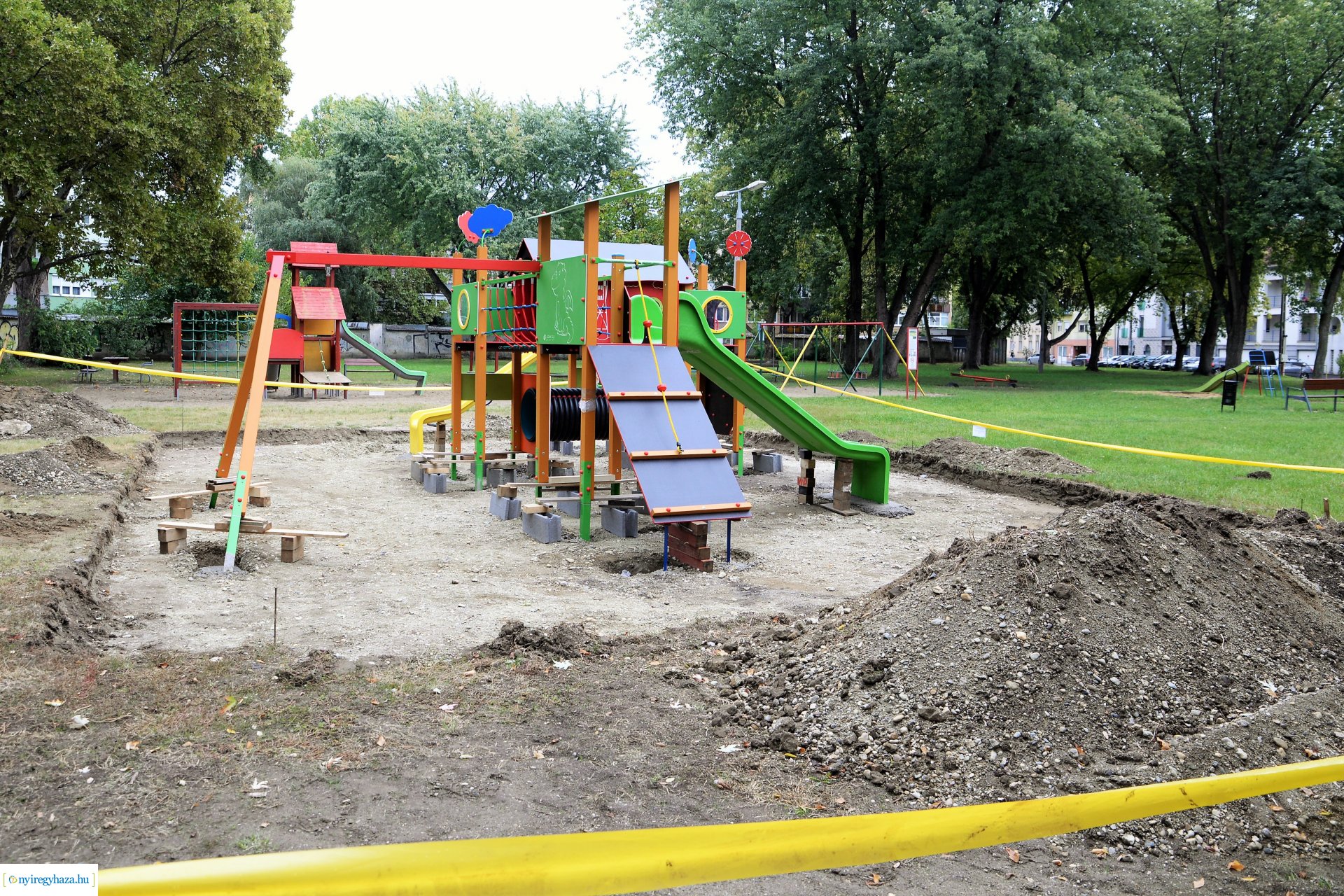 A Sarkanytú utcán hamarosan elkészül a felújított játszótér