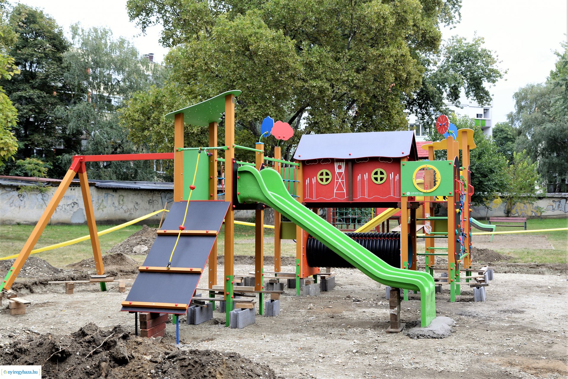 A Sarkanytú utcán hamarosan elkészül a felújított játszótér