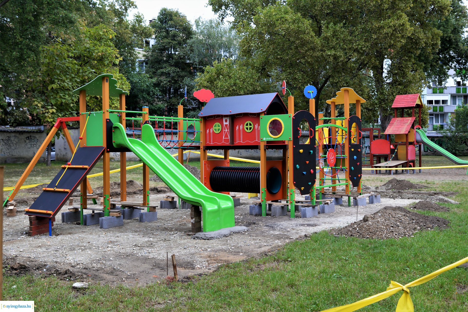 A Sarkanytú utcán hamarosan elkészül a felújított játszótér