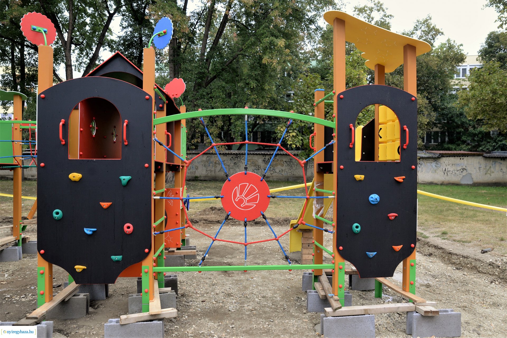 A Sarkanytú utcán hamarosan elkészül a felújított játszótér