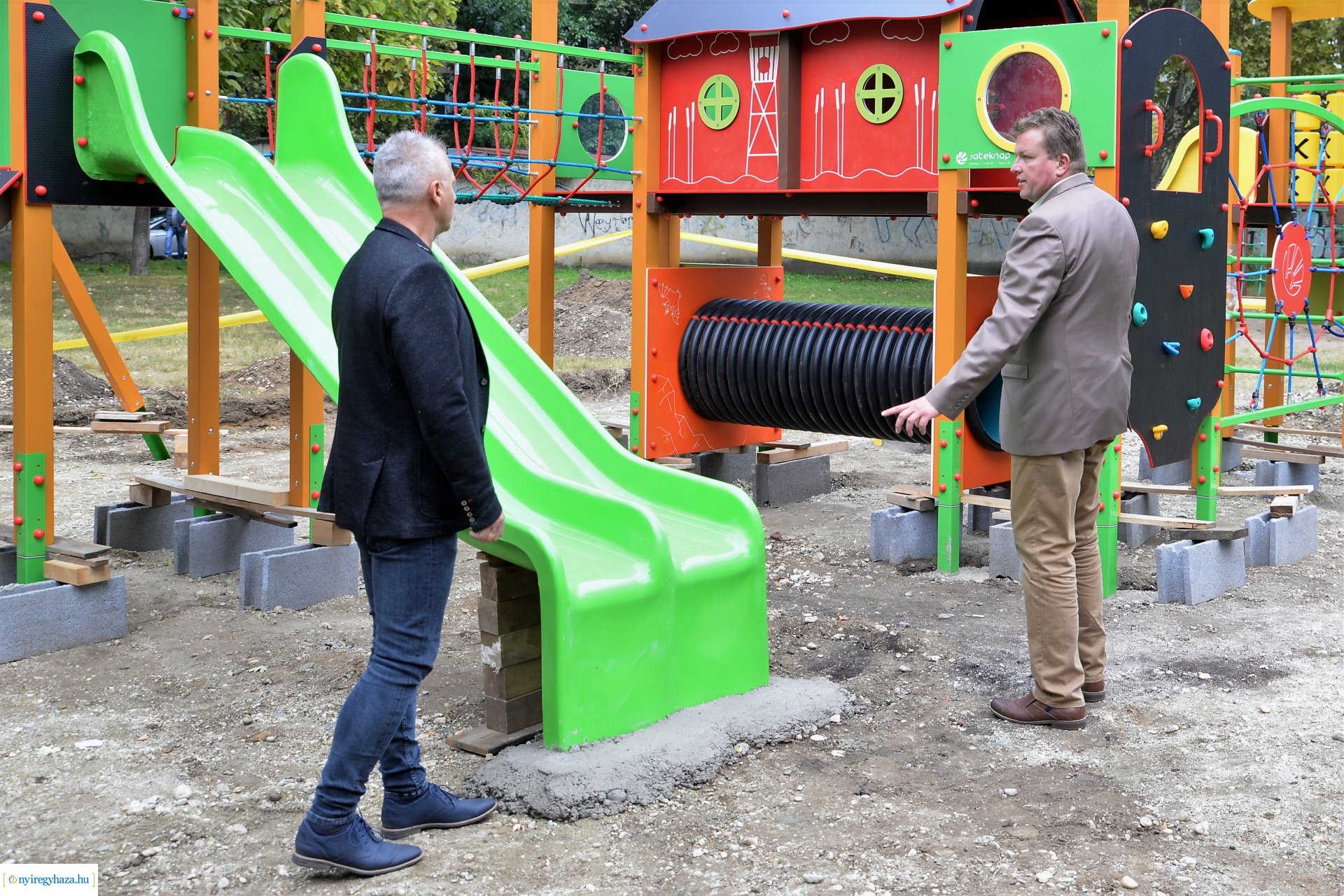 A Sarkanytú utcán hamarosan elkészül a felújított játszótér