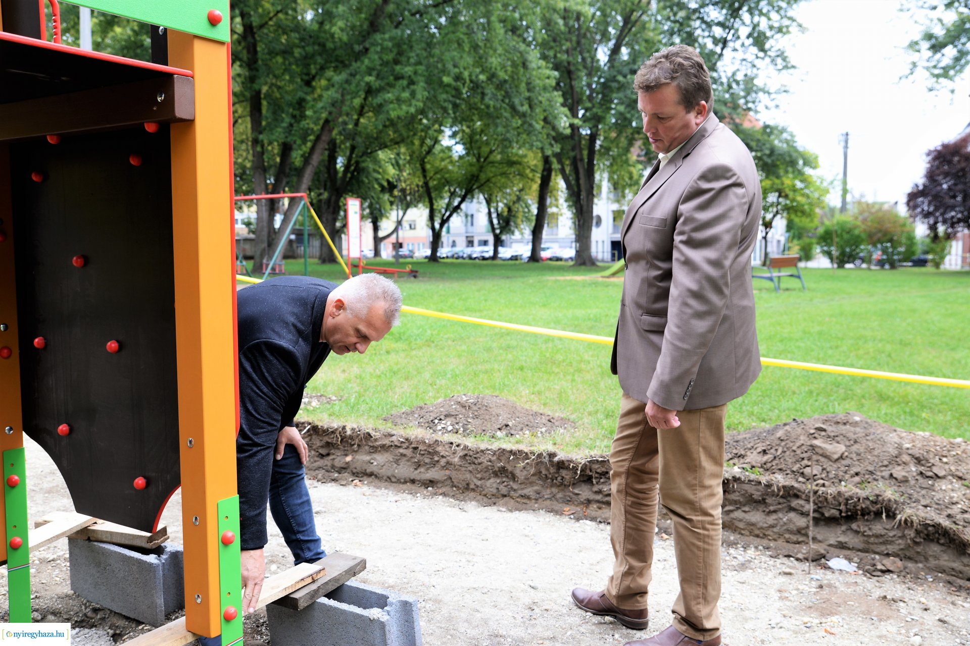 A Sarkanytú utcán hamarosan elkészül a felújított játszótér