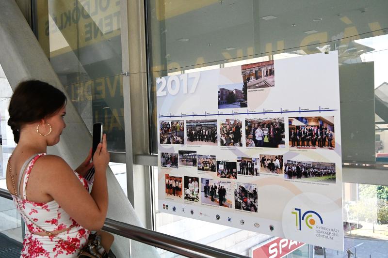 A Szakképzési Centrum idővonal kiállítása a Korzó Bevásárlóközpontban megtekinthető