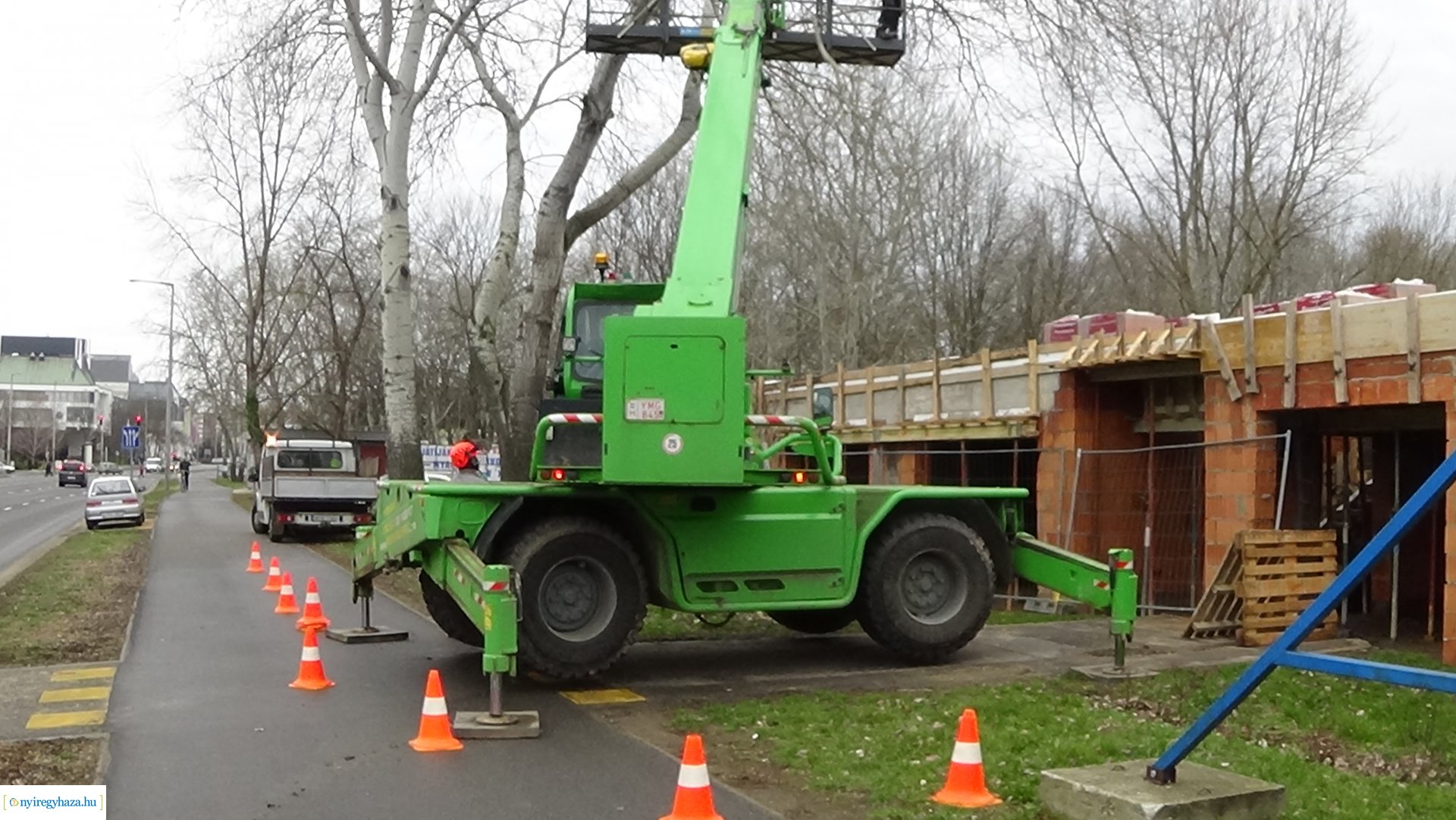 A Szegfű utcán favágási munkálatokat végez a NYÍRVV