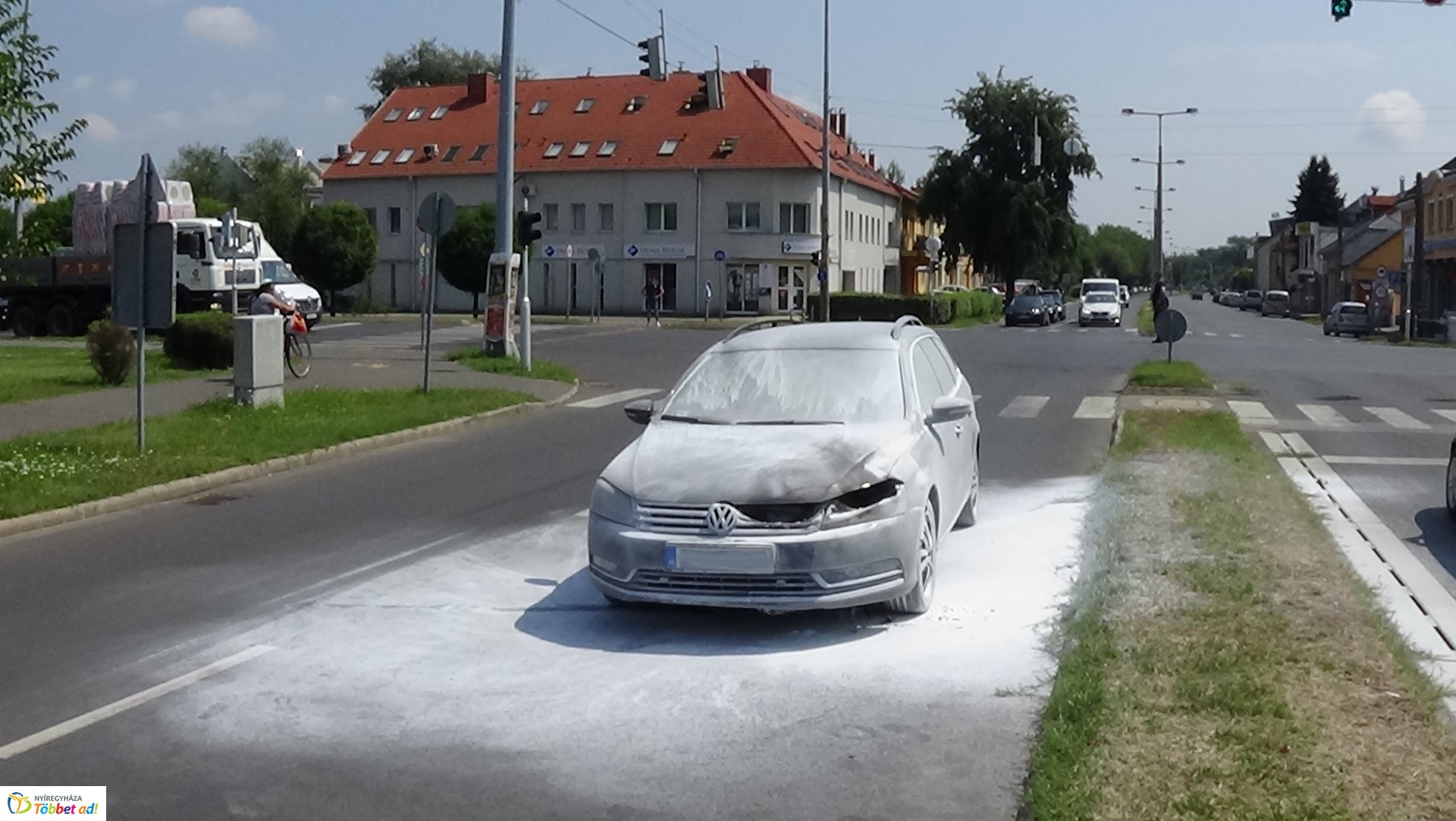 A Szegfű utcán menet közben kigyulladt egy autó motortere