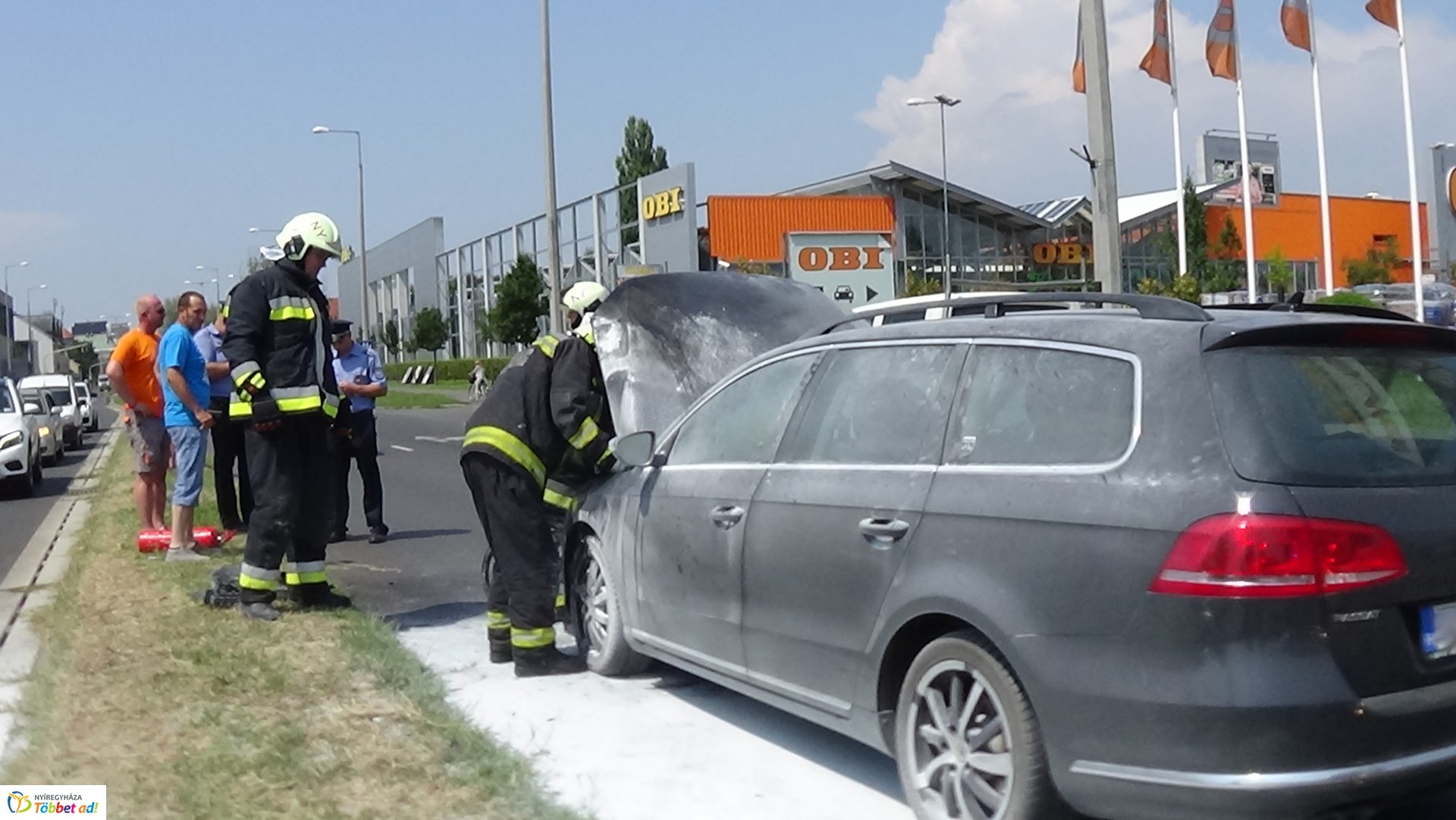 A Szegfű utcán menet közben kigyulladt egy autó motortere