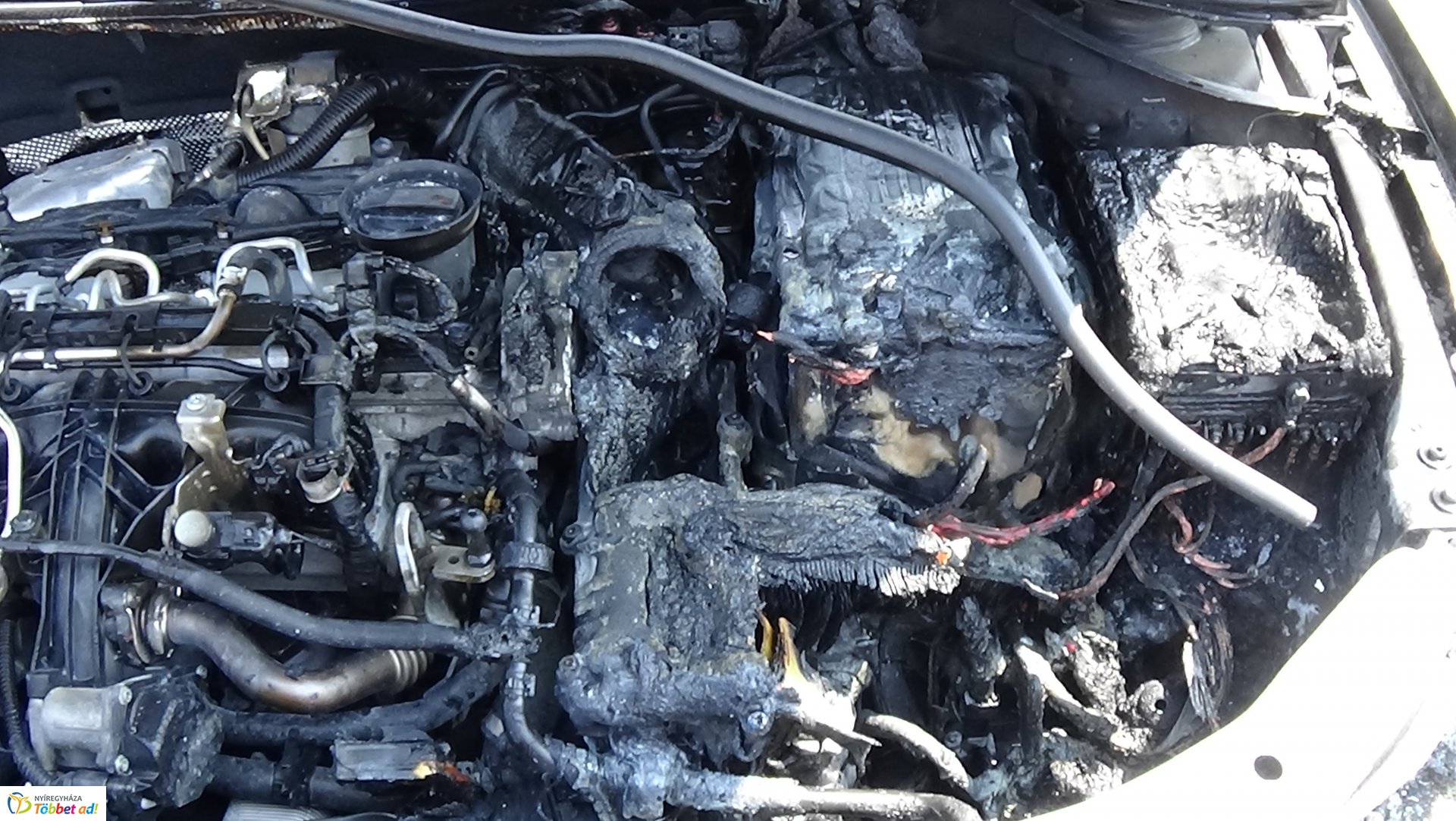 A Szegfű utcán menet közben kigyulladt egy autó motortere