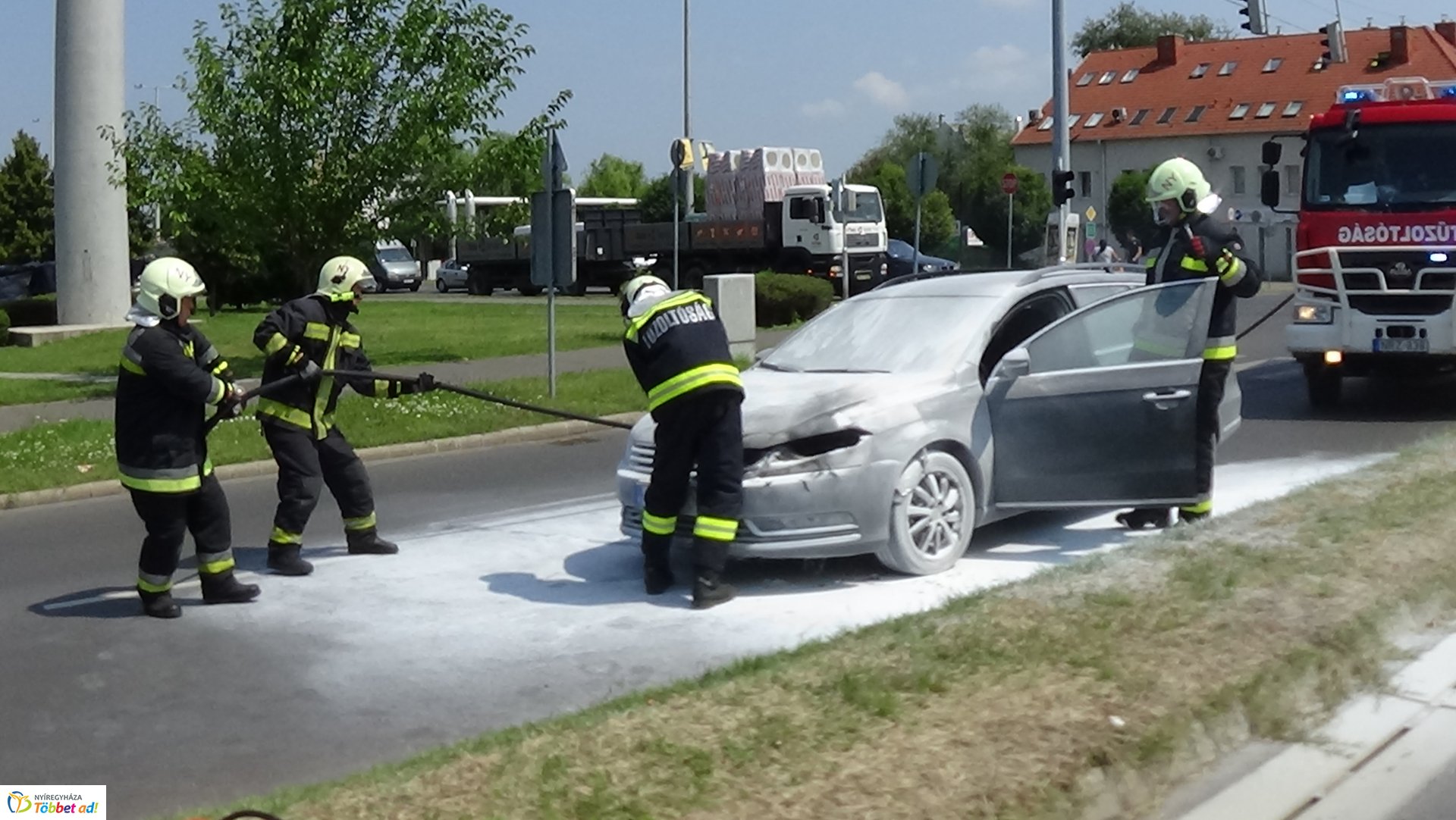 A Szegfű utcán menet közben kigyulladt egy autó motortere