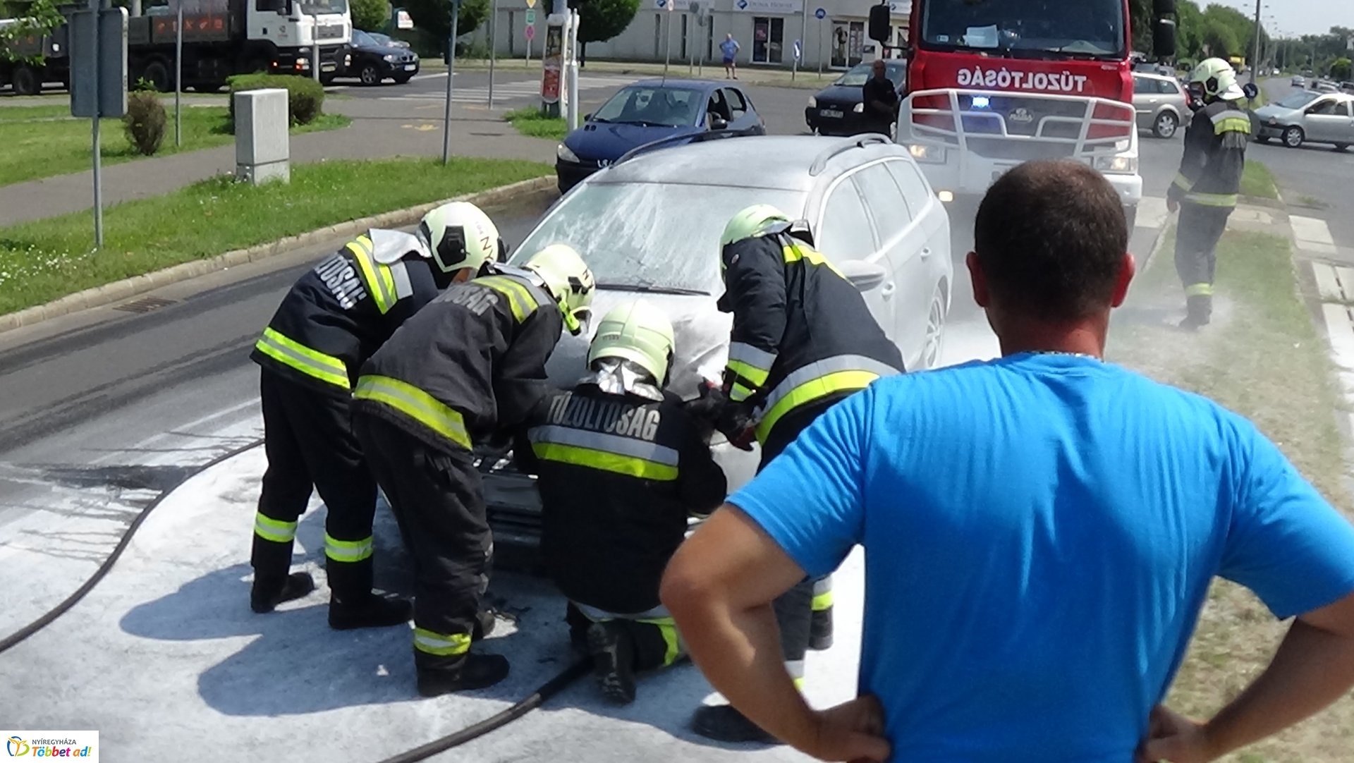 A Szegfű utcán menet közben kigyulladt egy autó motortere