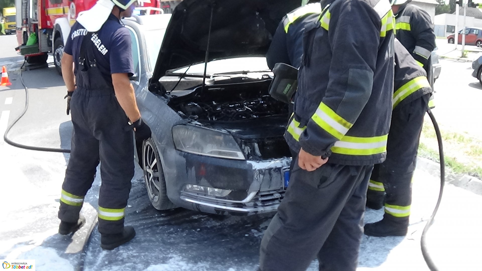 A Szegfű utcán menet közben kigyulladt egy autó motortere