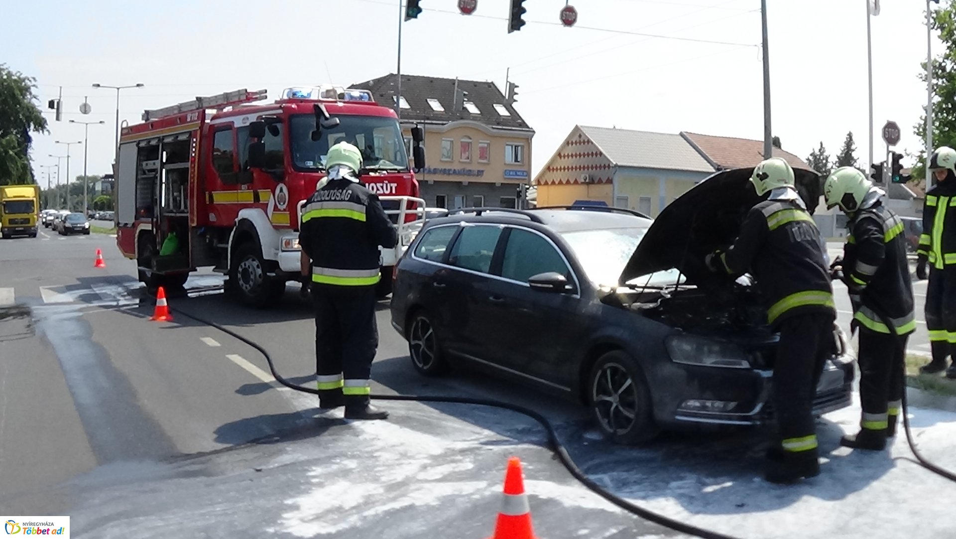 A Szegfű utcán menet közben kigyulladt egy autó motortere