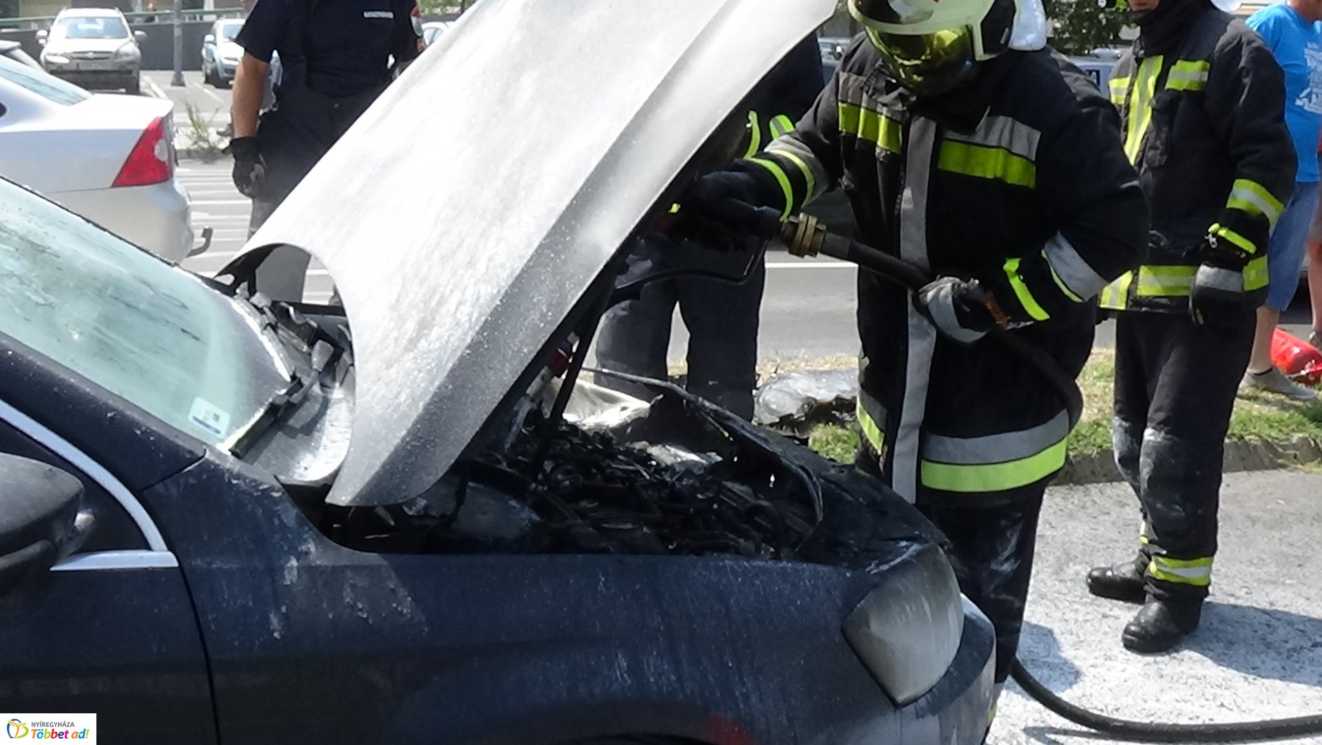 A Szegfű utcán menet közben kigyulladt egy autó motortere