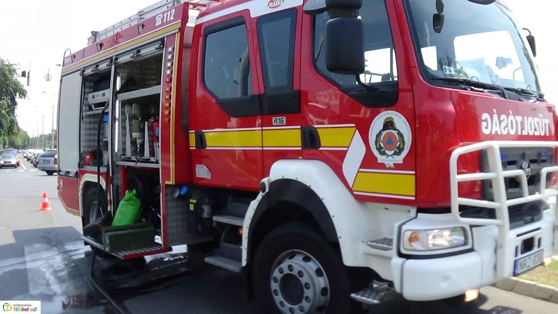 A Szegfű utcán menet közben kigyulladt egy autó motortere