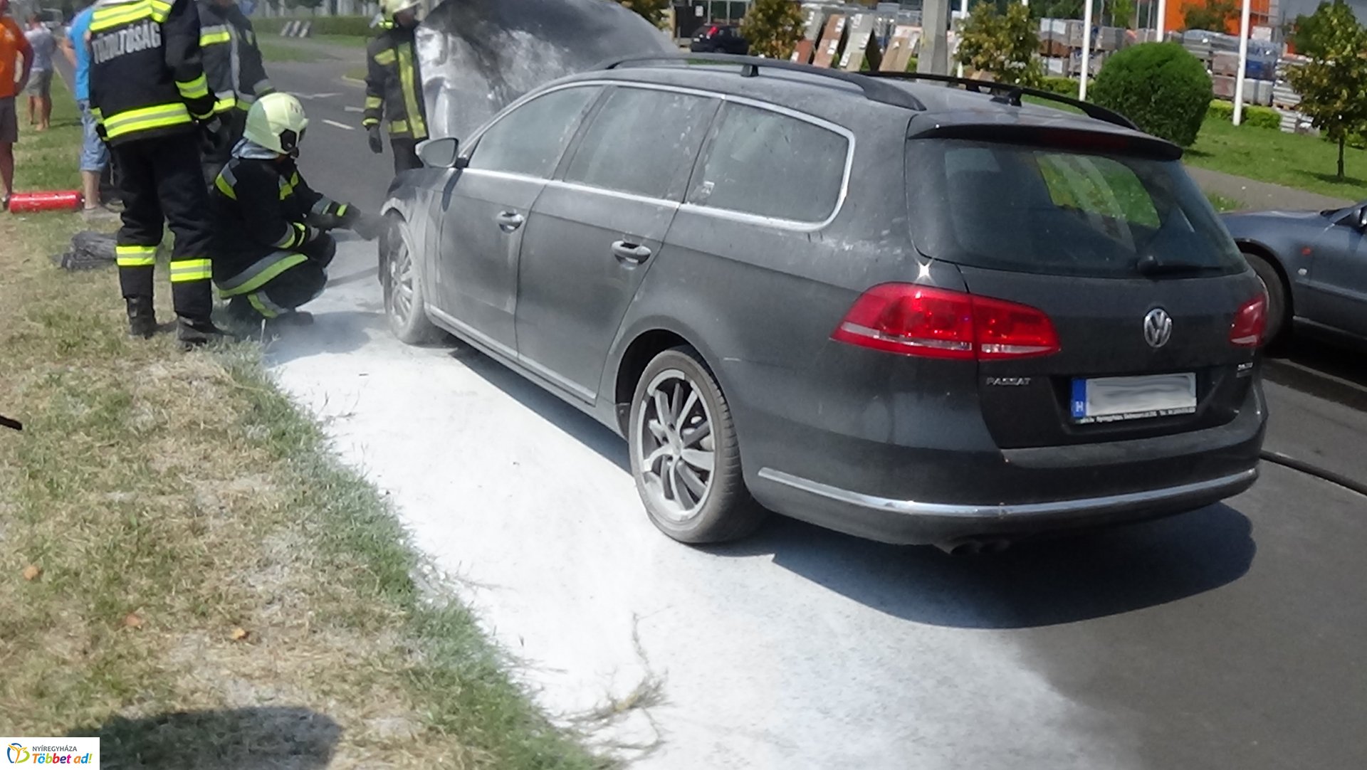 A Szegfű utcán menet közben kigyulladt egy autó motortere