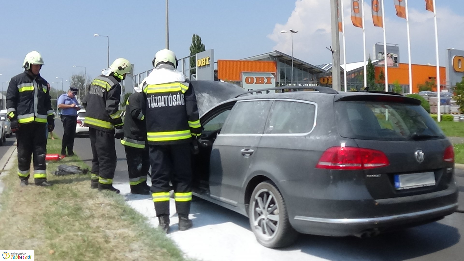 A Szegfű utcán menet közben kigyulladt egy autó motortere