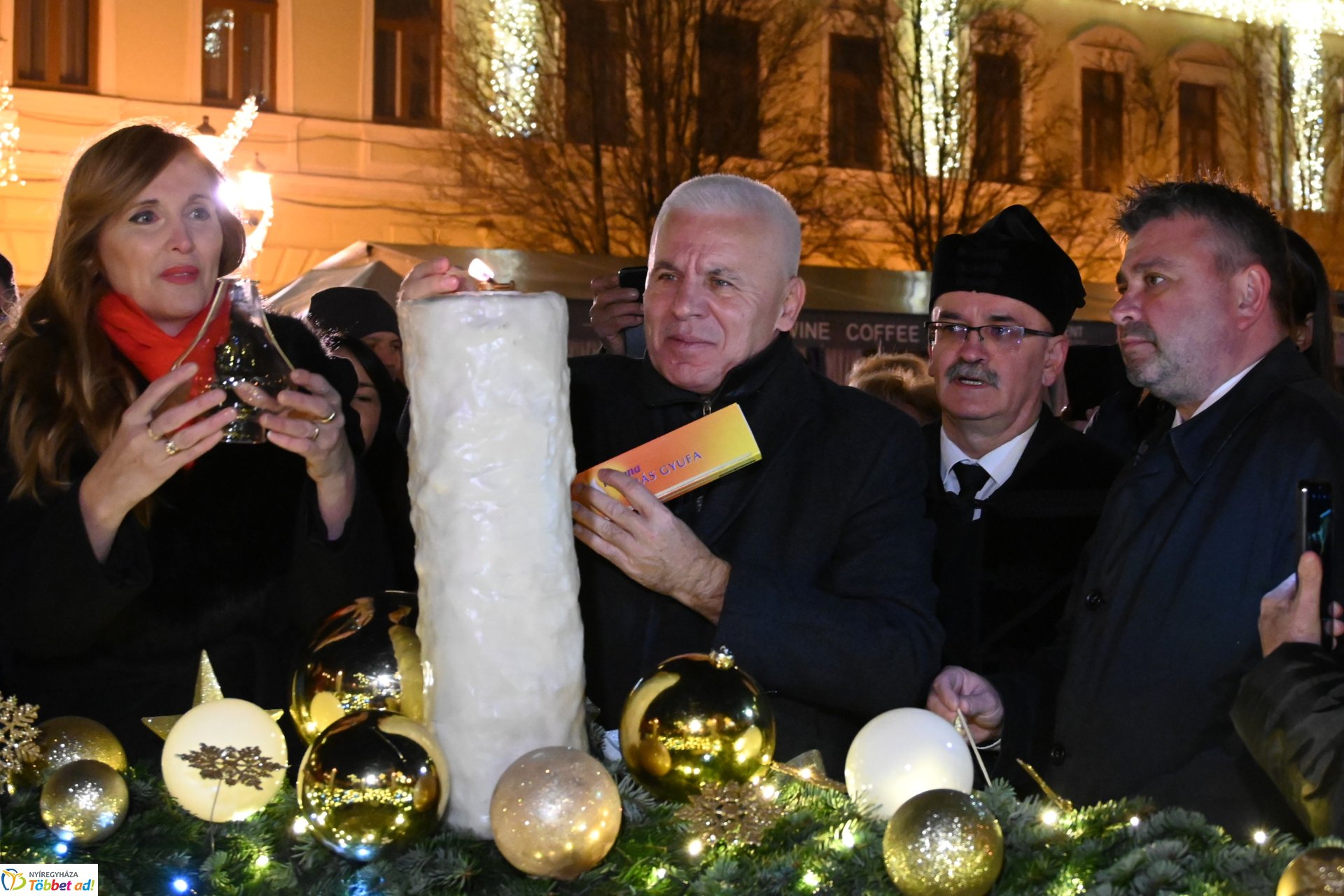 A szeretet lángja is  ég már az adventi  koszorún Nyíregyháza belvárosában