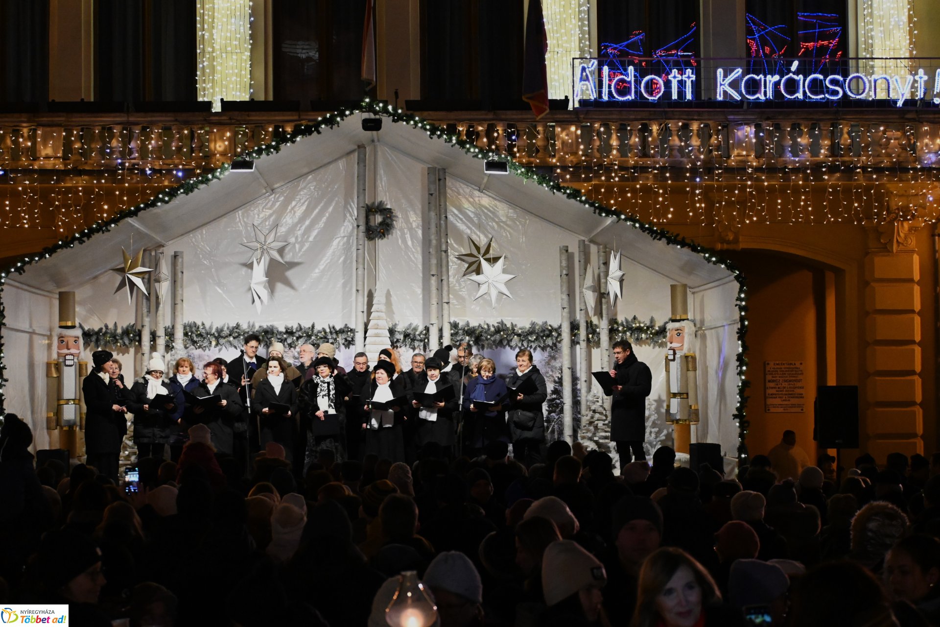 A szeretet lángja is  ég már az adventi  koszorún Nyíregyháza belvárosában