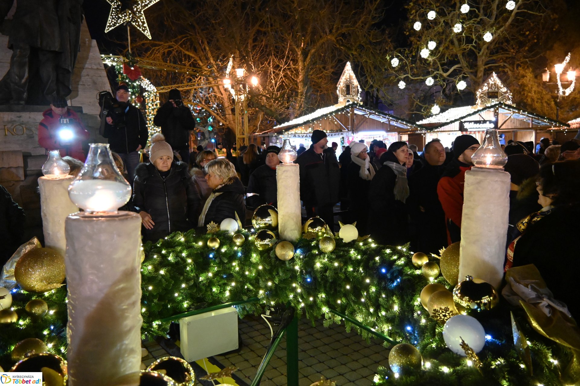 A szeretet lángja is  ég már az adventi  koszorún Nyíregyháza belvárosában