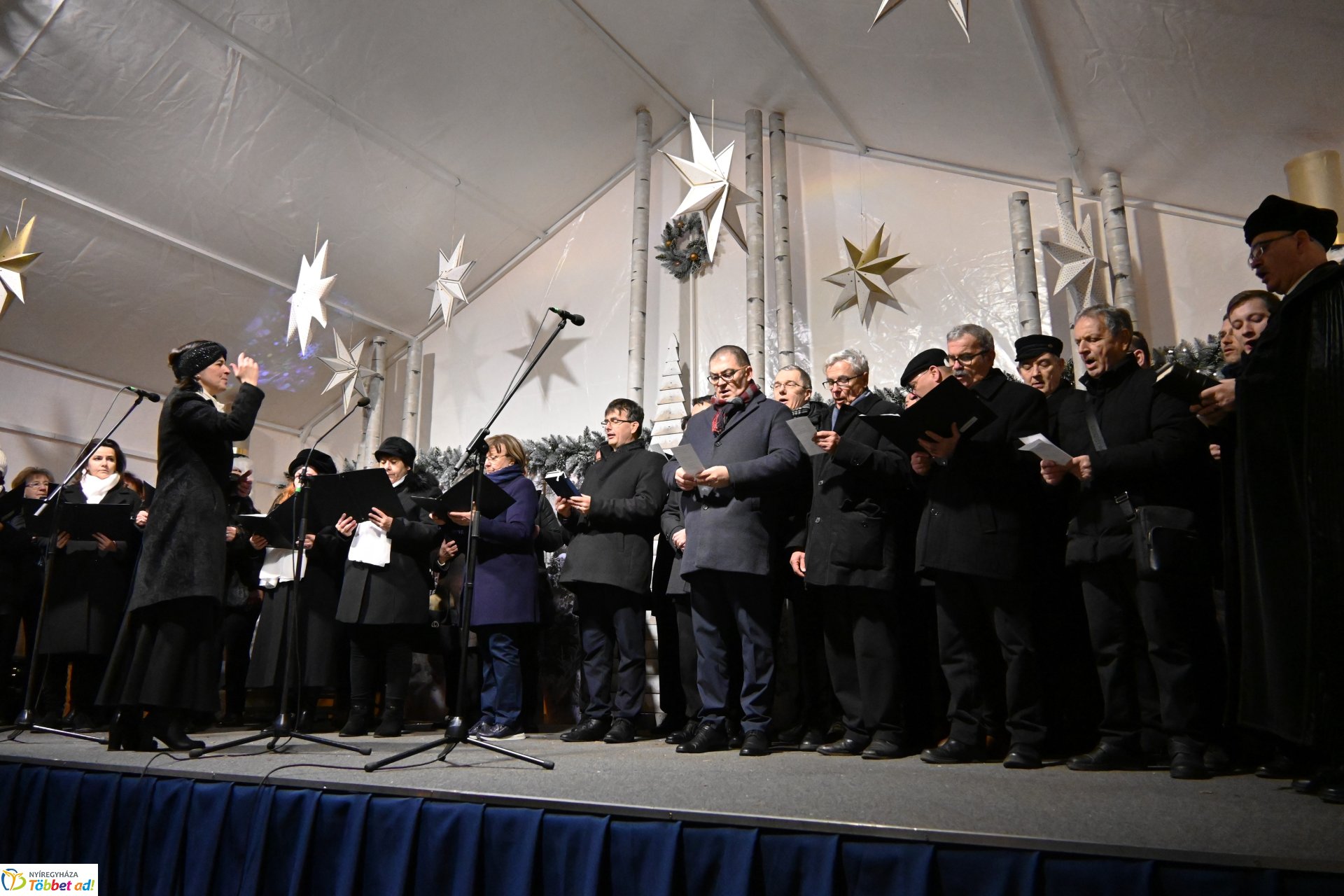 A szeretet lángja is  ég már az adventi  koszorún Nyíregyháza belvárosában