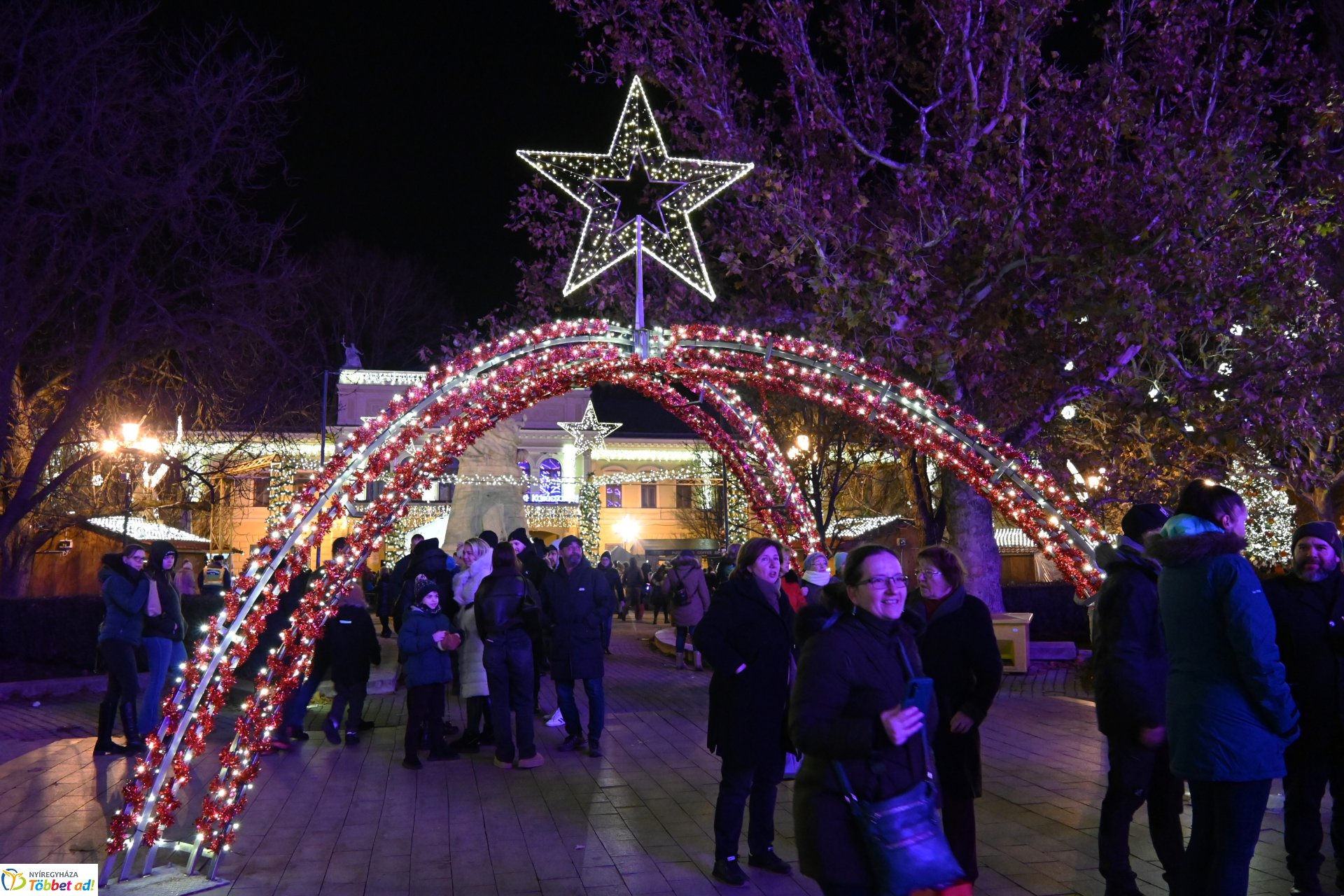A szeretet lángja is  ég már az adventi  koszorún Nyíregyháza belvárosában