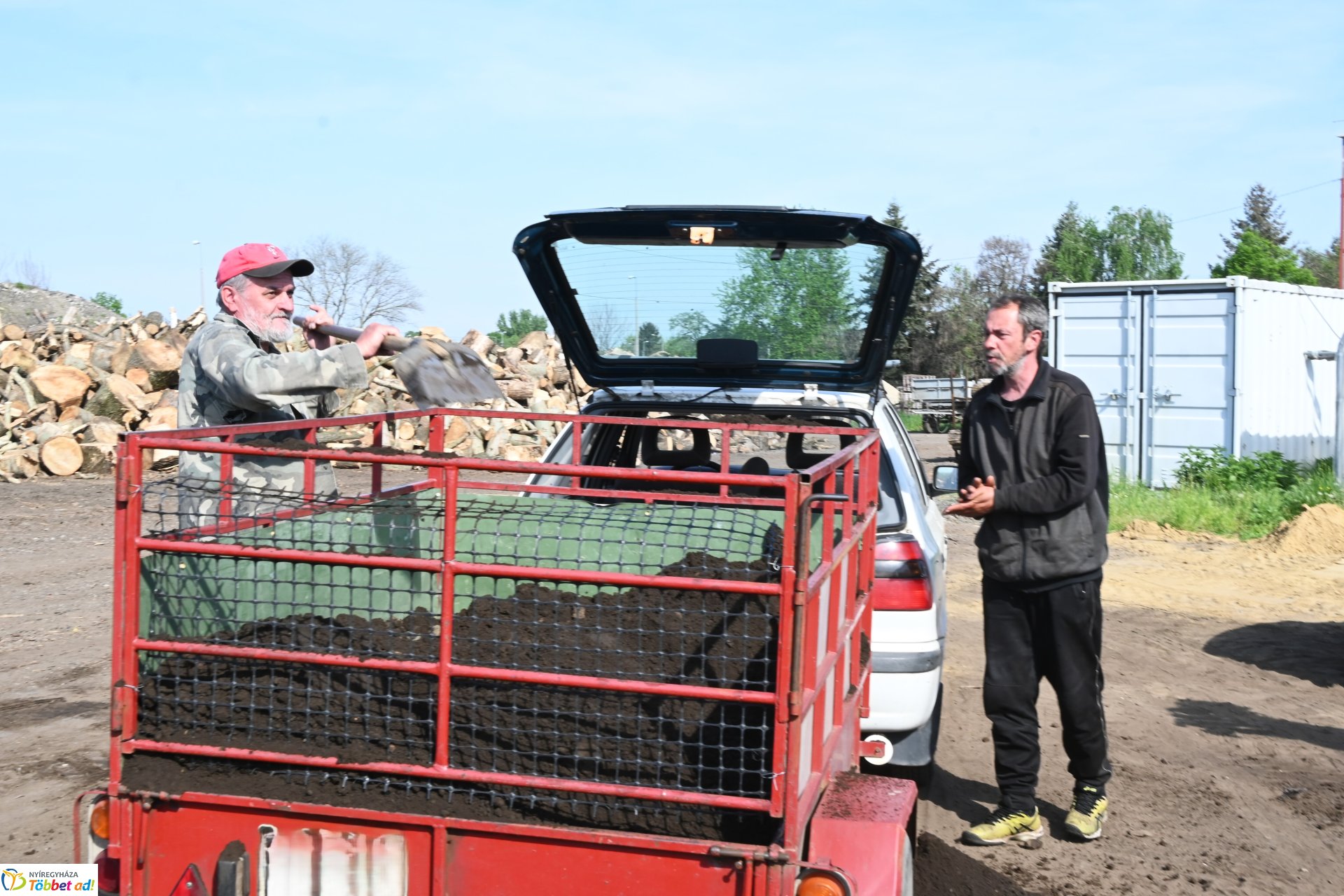 A szomszéd fűje mindig zöldebb - fűmagvak átadása a NYÍRVV-nél