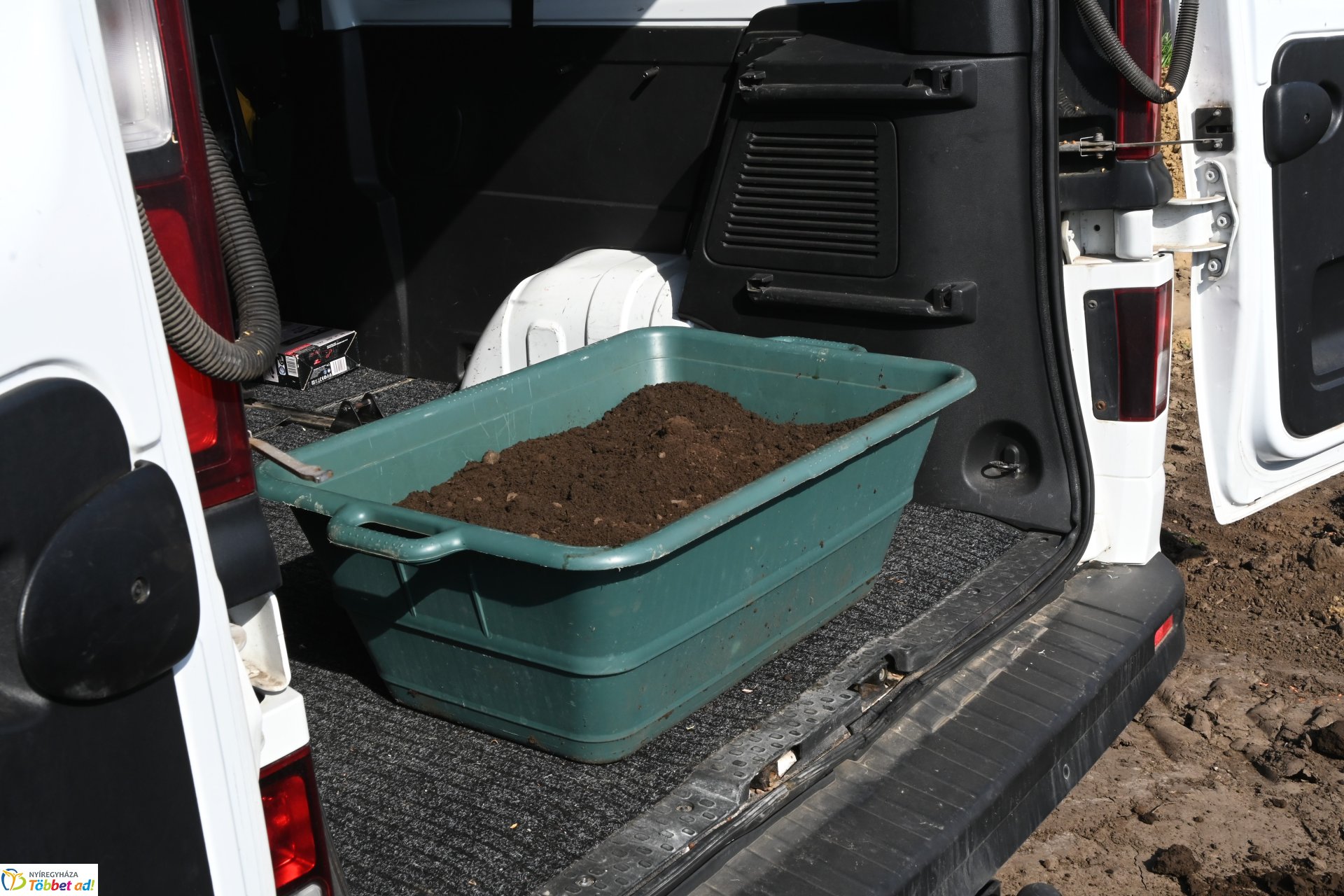 A szomszéd fűje mindig zöldebb - fűmagvak átadása a NYÍRVV-nél