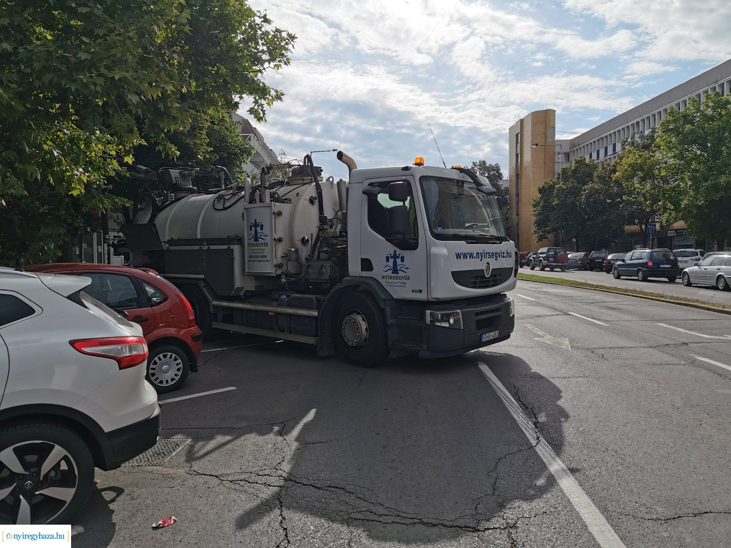 A Zrínyi Ilona utcai sávházhoz szennyvíz duguláshoz riasztották a Nyírségvíz Zrt. szakemberit