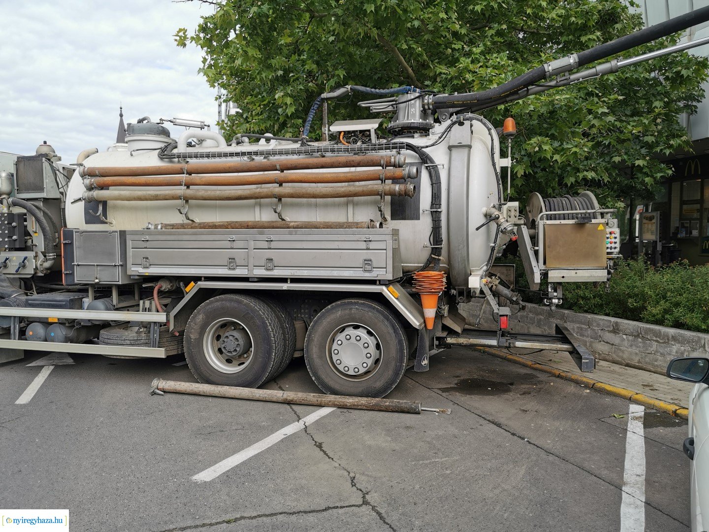 A Zrínyi Ilona utcai sávházhoz szennyvíz duguláshoz riasztották a Nyírségvíz Zrt. szakemberit
