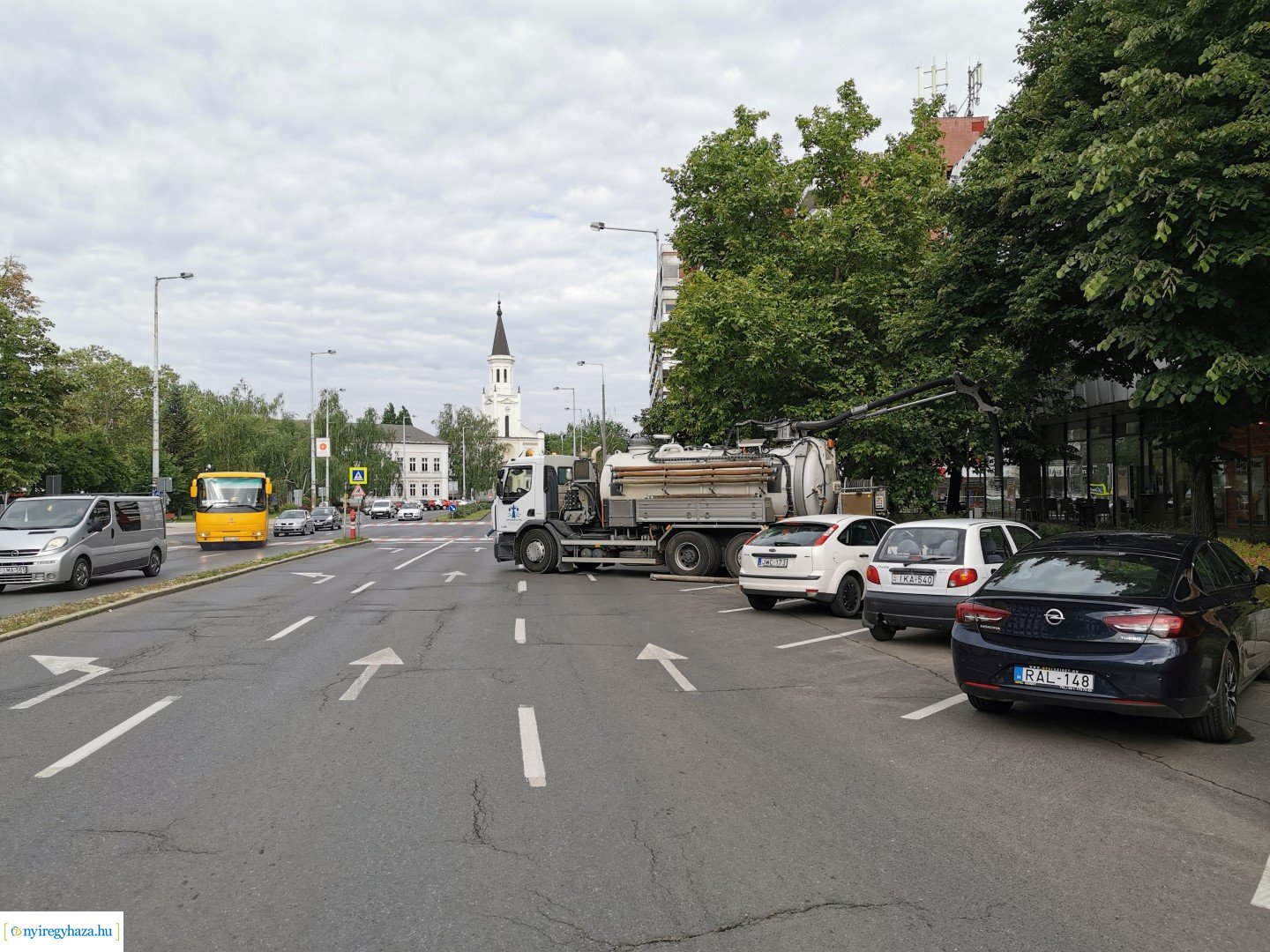 A Zrínyi Ilona utcai sávházhoz szennyvíz duguláshoz riasztották a Nyírségvíz Zrt. szakemberit
