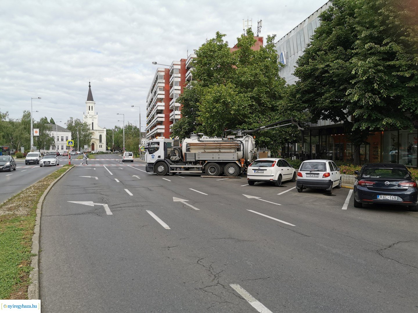 A Zrínyi Ilona utcai sávházhoz szennyvíz duguláshoz riasztották a Nyírségvíz Zrt. szakemberit