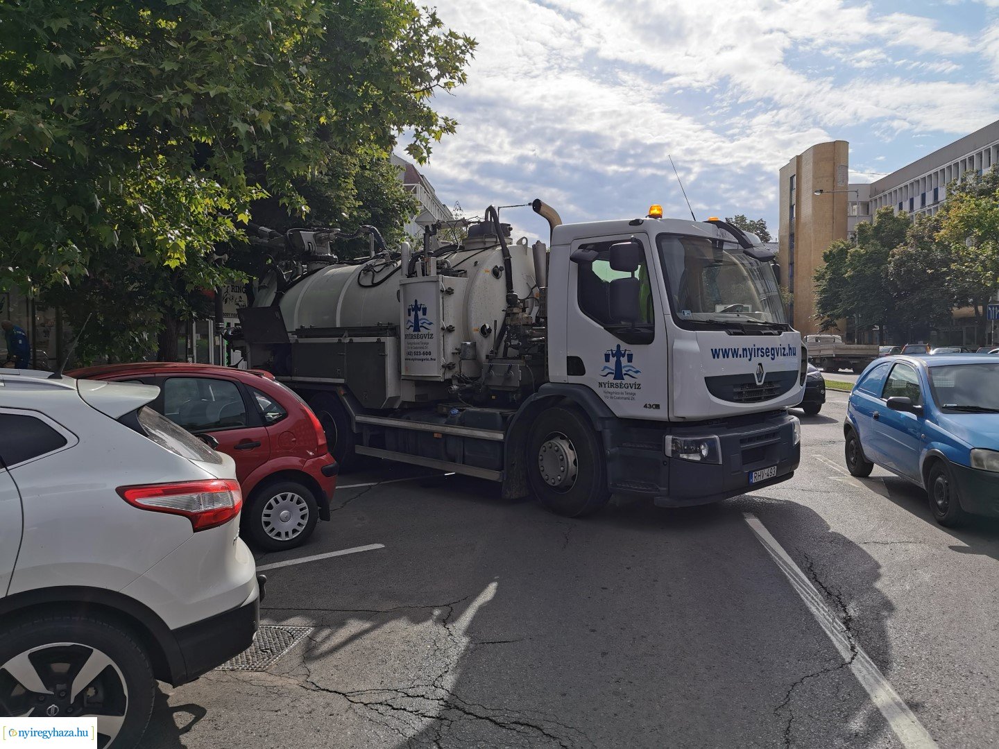 A Zrínyi Ilona utcai sávházhoz szennyvíz duguláshoz riasztották a Nyírségvíz Zrt. szakemberit